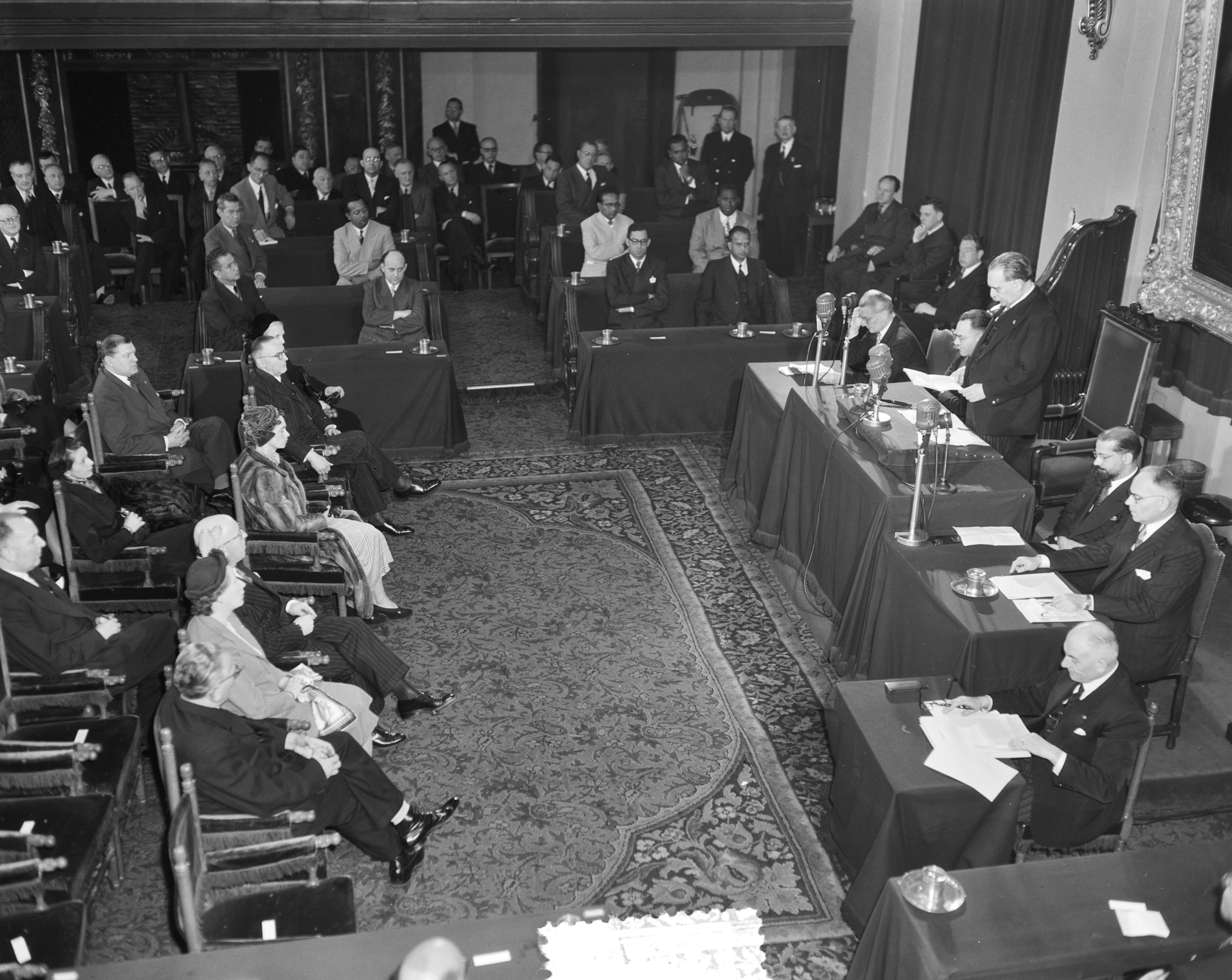 Fotocollectie Anefo — Minister-President Drees opent Ronde Tafel Conferentie te Den Haag — Foto: Pot, Harry / Anefo. Licentie: Set B: Rechtenvrij / Publiek Domein. Bron: Nationaal Archief. http://hdl.handle.net/10648/a8f777ee-d0b4-102d-bcf8-003048976d84