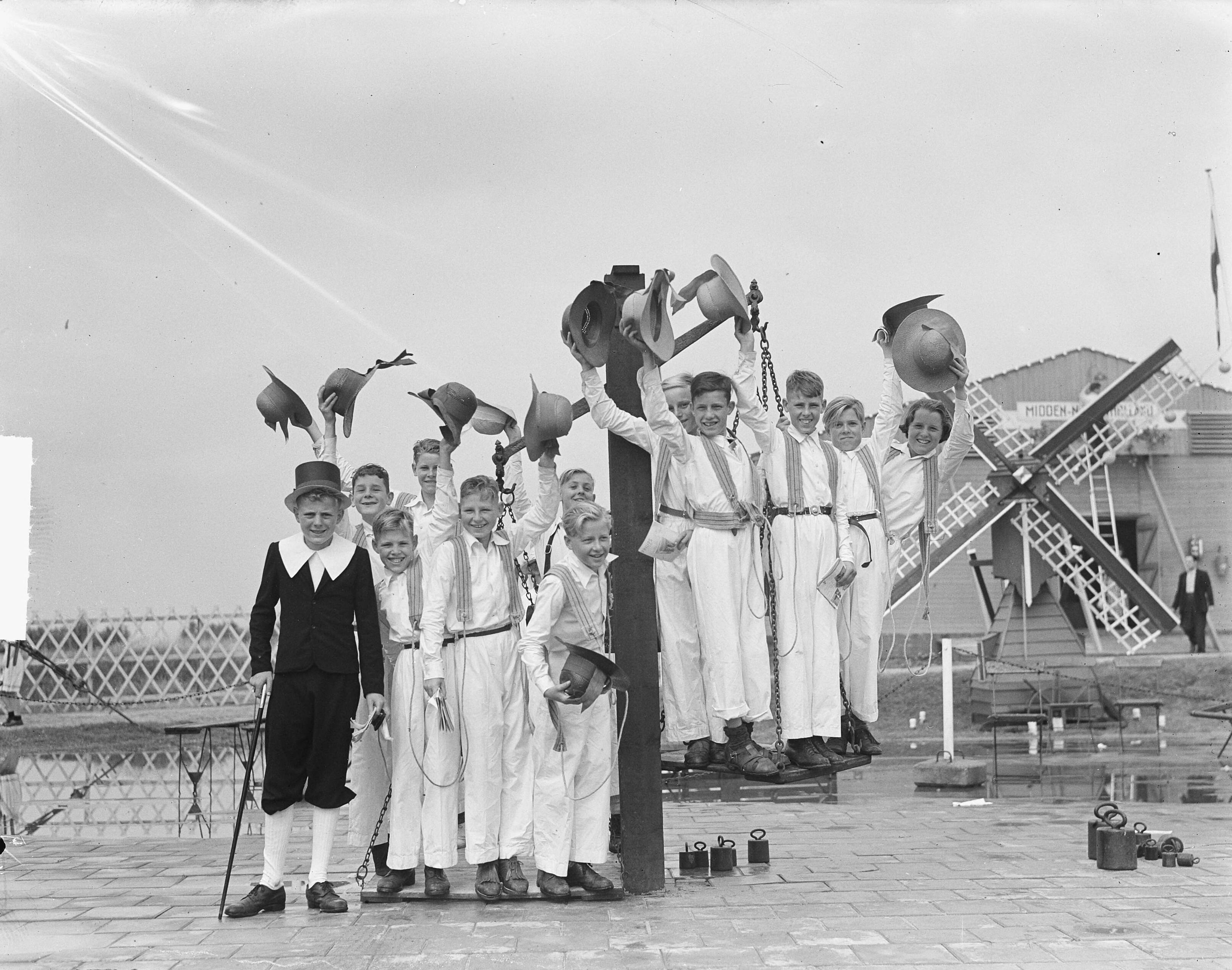 Fotocollectie Anefo — Tentoonstelling "Van de Wadden tot het IJ" te Alkmaar. Kaasdragersspel — Foto: Noske, J.D. / Anefo. Licentie: Set B: Rechtenvrij / Publiek Domein. Bron: Nationaal Archief. http://hdl.handle.net/10648/a8dbf6a4-d0b4-102d-bcf8-003048976d84