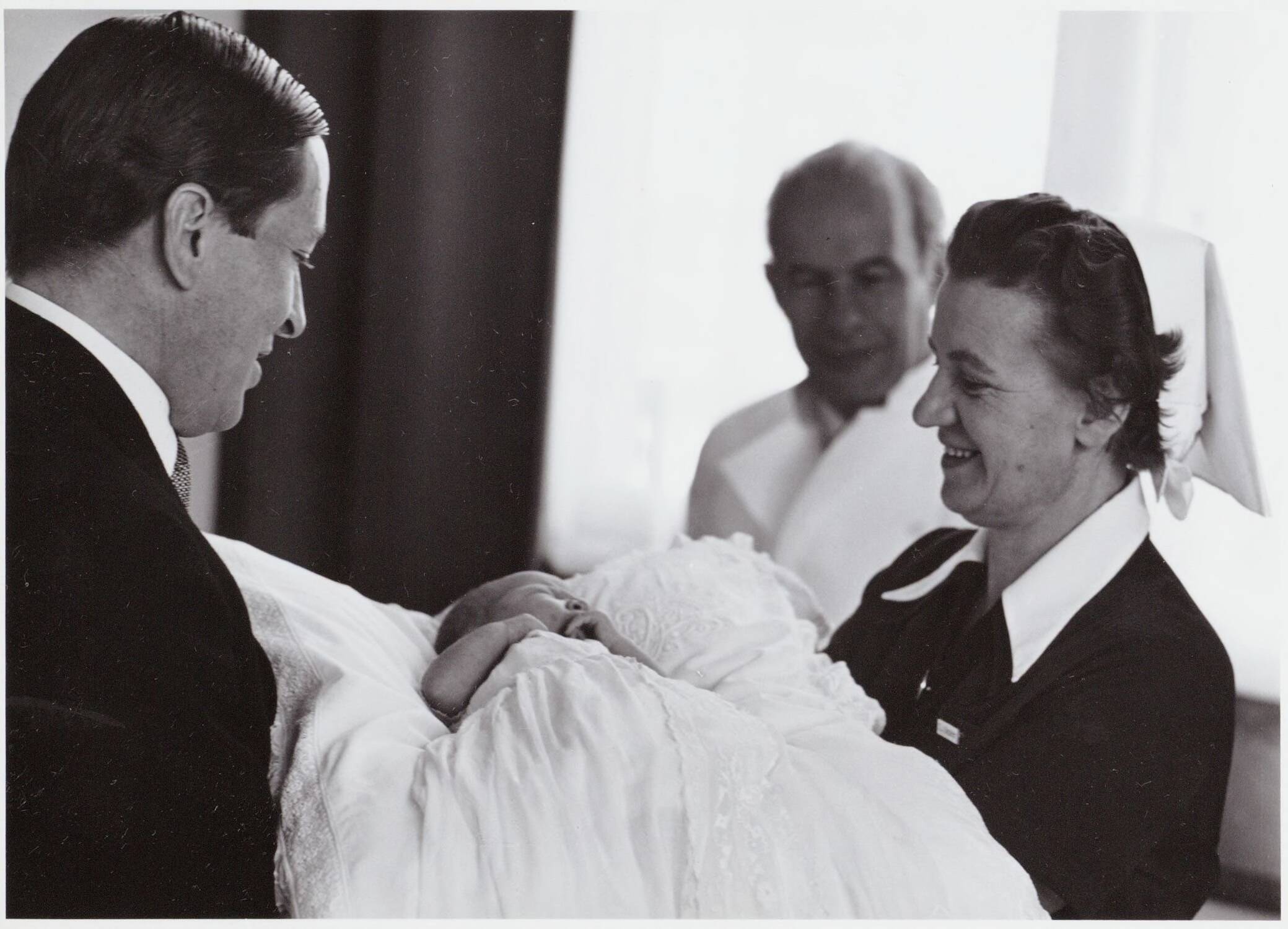 Fotocollectie RVD / Koninklijk Huis — Prins Claus geeft de baby prins Willem-Alexander weer over aan de verpleegster in het Academisch Ziekenhuis Utrecht op 2 mei 1967 — Foto: Nationaal Foto Persbureau / RVD. Licentie: Set B: Rechtenvrij / Publiek Domein. Bron: Nationaal Archief. http://hdl.handle.net/10648/afaf2bea-d0b4-102d-bcf8-003048976d84