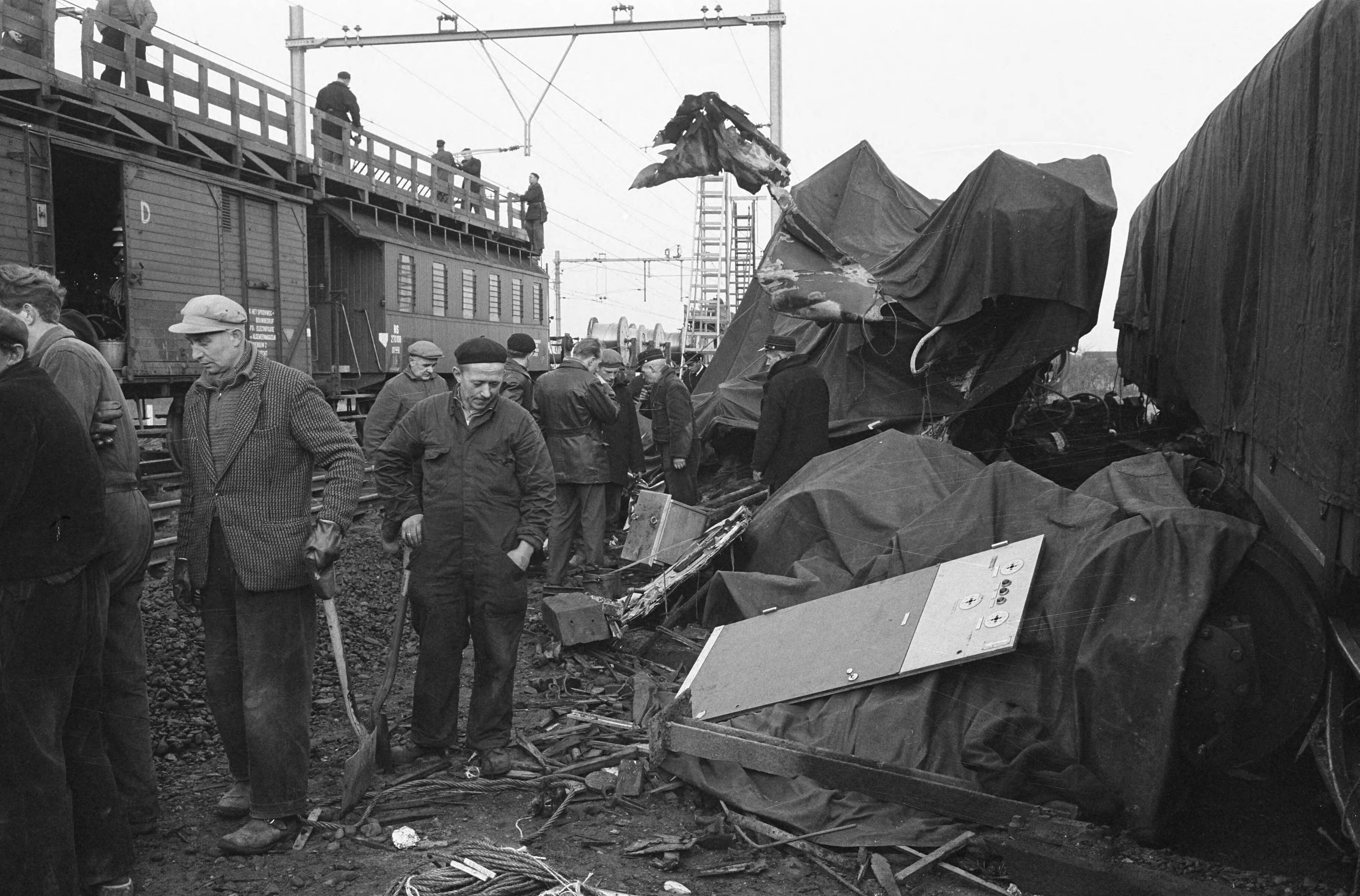 Treinramp bij Harmelen (1962) — Treinramp te Harmelen. Opruimen van treinravage bij Woerden — Foto: Pot, Harry / Anefo. Licentie: Set B: Rechtenvrij / Publiek Domein. Bron: Nationaal Archief. http://hdl.handle.net/10648/a9f3a23a-d0b4-102d-bcf8-003048976d84