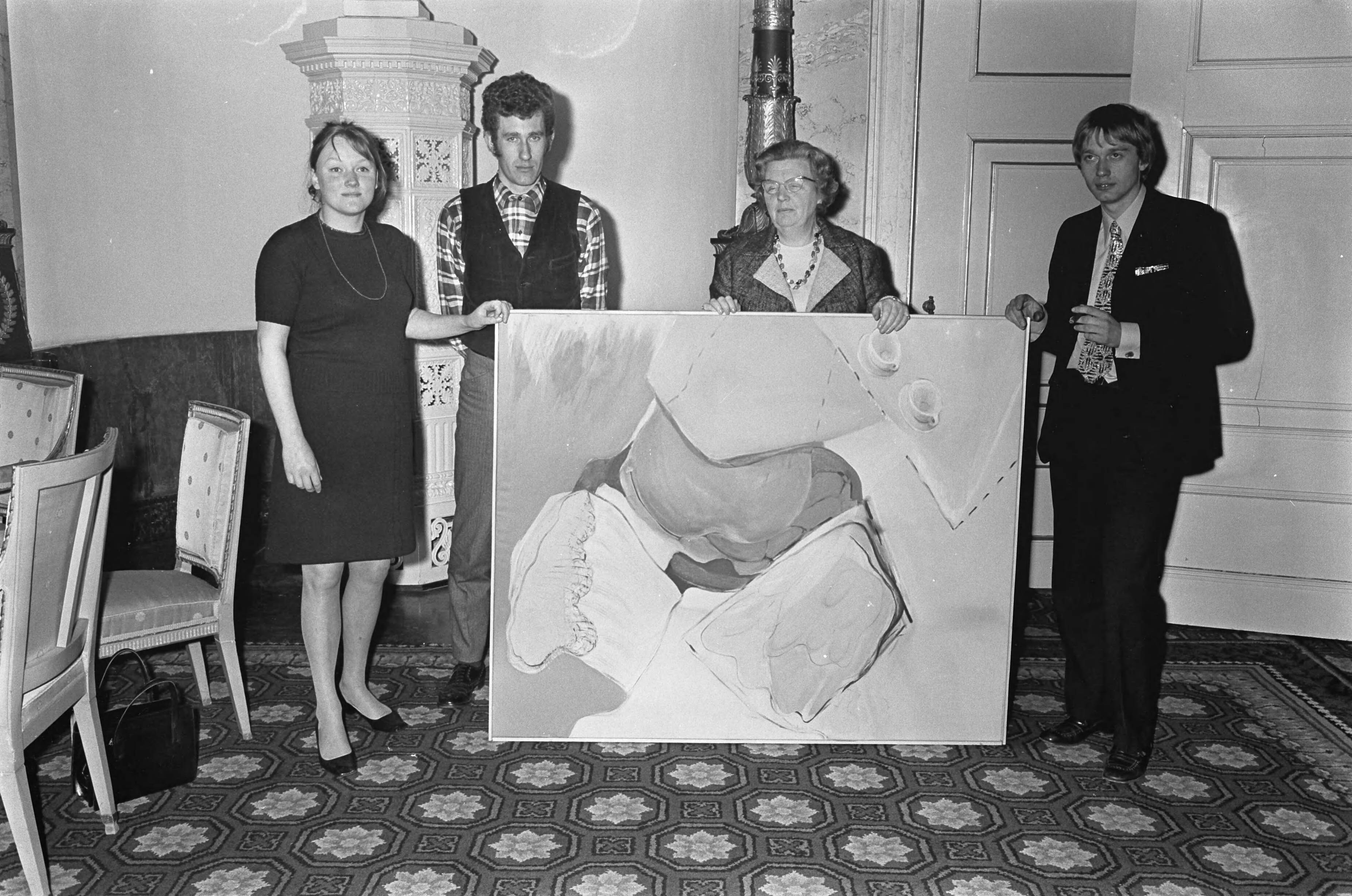 Fotocollectie Anefo — Bekroonde schilders op Soestdijk, v.l.n.r. Marijke Geys A. Klink , koningin Juliana en J. Zekveld — Foto: Koch, Eric / Anefo. Licentie: Set B: Rechtenvrij / Publiek Domein. Bron: Nationaal Archief. http://hdl.handle.net/10648/ab35de74-d0b4-102d-bcf8-003048976d84