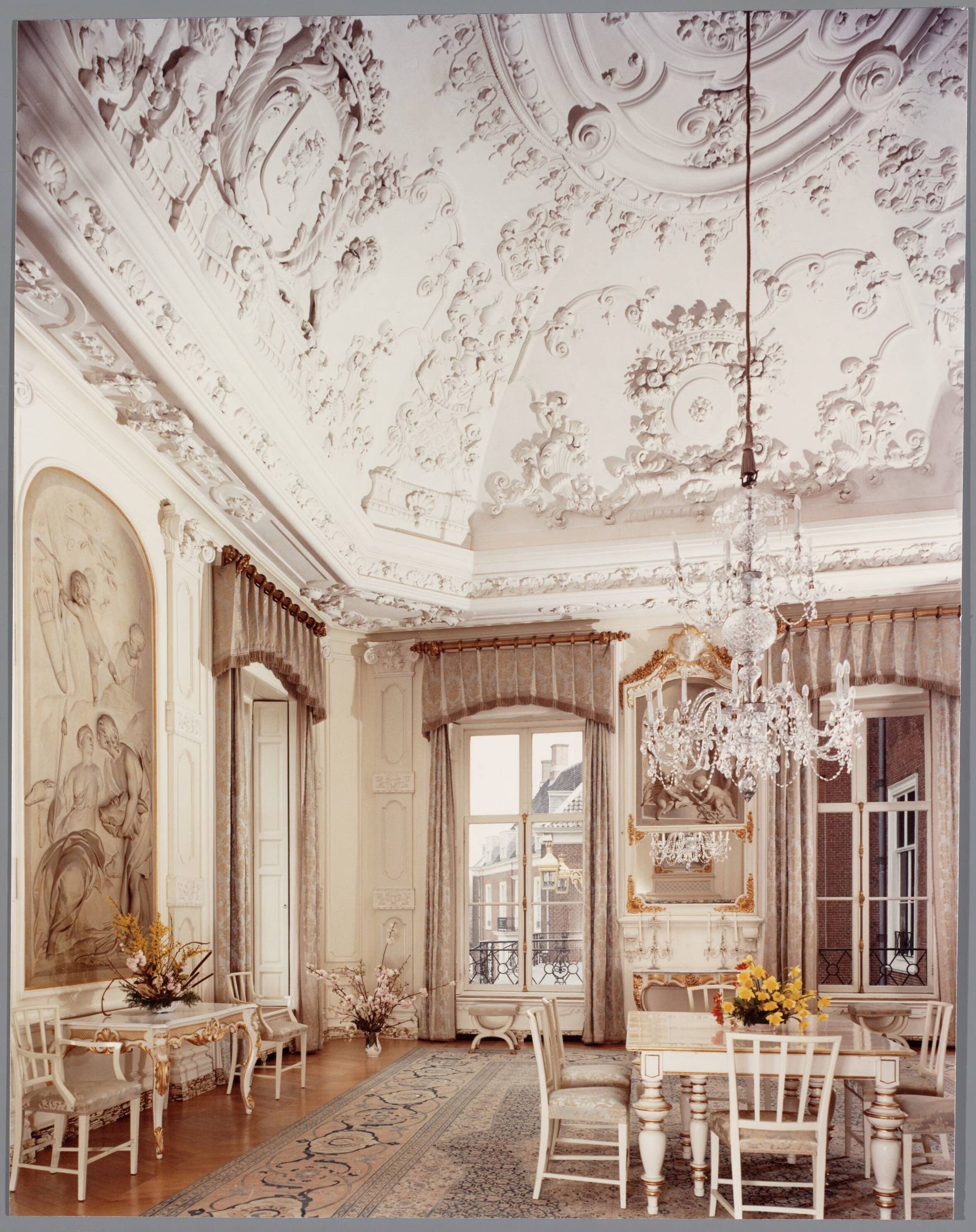 Paleis Huis ten Bosch te Den Haag — Overzicht Witte Eetzaal — Foto: Hofmeester, Bart / RVD. Licentie: Set B: Rechtenvrij / Publiek Domein. Bron: Nationaal Archief. http://hdl.handle.net/10648/afa8f0e0-d0b4-102d-bcf8-003048976d84