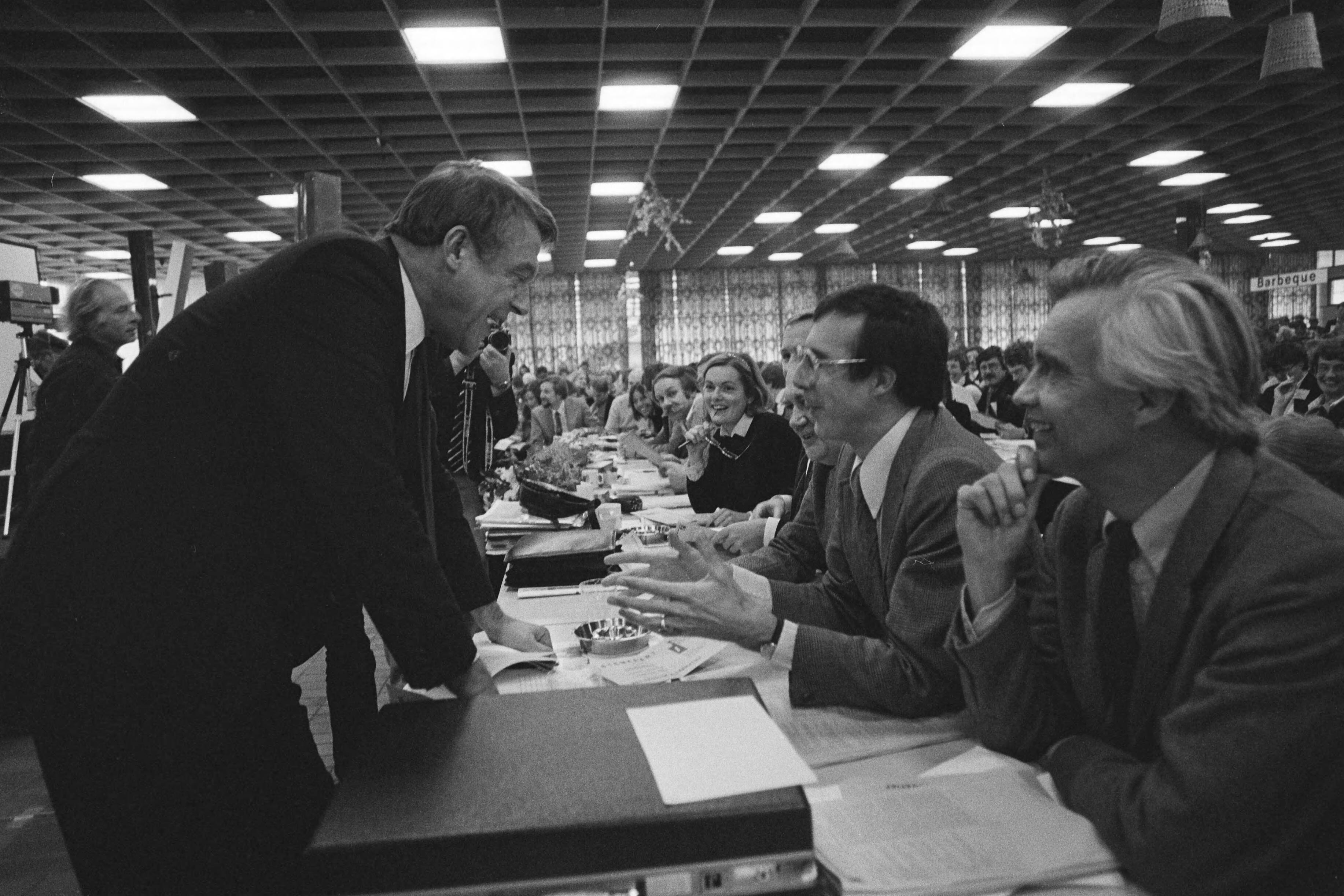 Fotocollectie Anefo — Congres D66 in Utrecht, Van Mierlo (l) in gesprek met Brinkhorst — Foto: Croes, Rob C. / Anefo. Licentie: Set B: Rechtenvrij / Publiek Domein. Bron: Nationaal Archief. http://hdl.handle.net/10648/acecb7c4-d0b4-102d-bcf8-003048976d84
