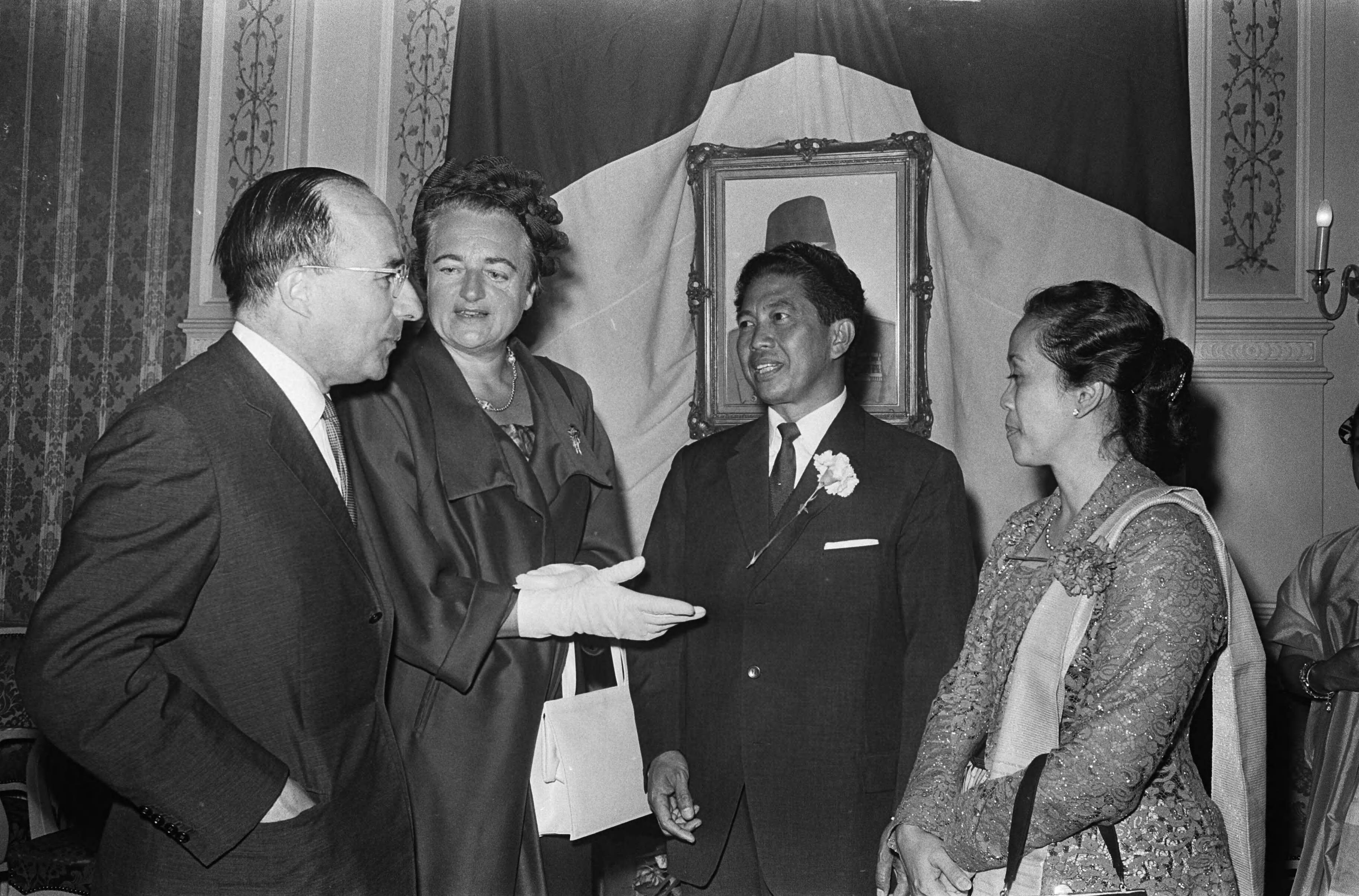 Fotocollectie Anefo — 20e Onafhankelijkheidsdag Indonesië, receptie op kasteel Oud Wassenaar, (links het echtpaar Cals, minister-president, rechts het echtpaar Tjondronegoro, Indonesische ambassadeur in Nederland) — Foto: Koch, Eric / Anefo. Licentie: Set B: Rechtenvrij / Publiek Domein. Bron: Nationaal Archief. http://hdl.handle.net/10648/aabb6cb6-d0b4-102d-bcf8-003048976d84
