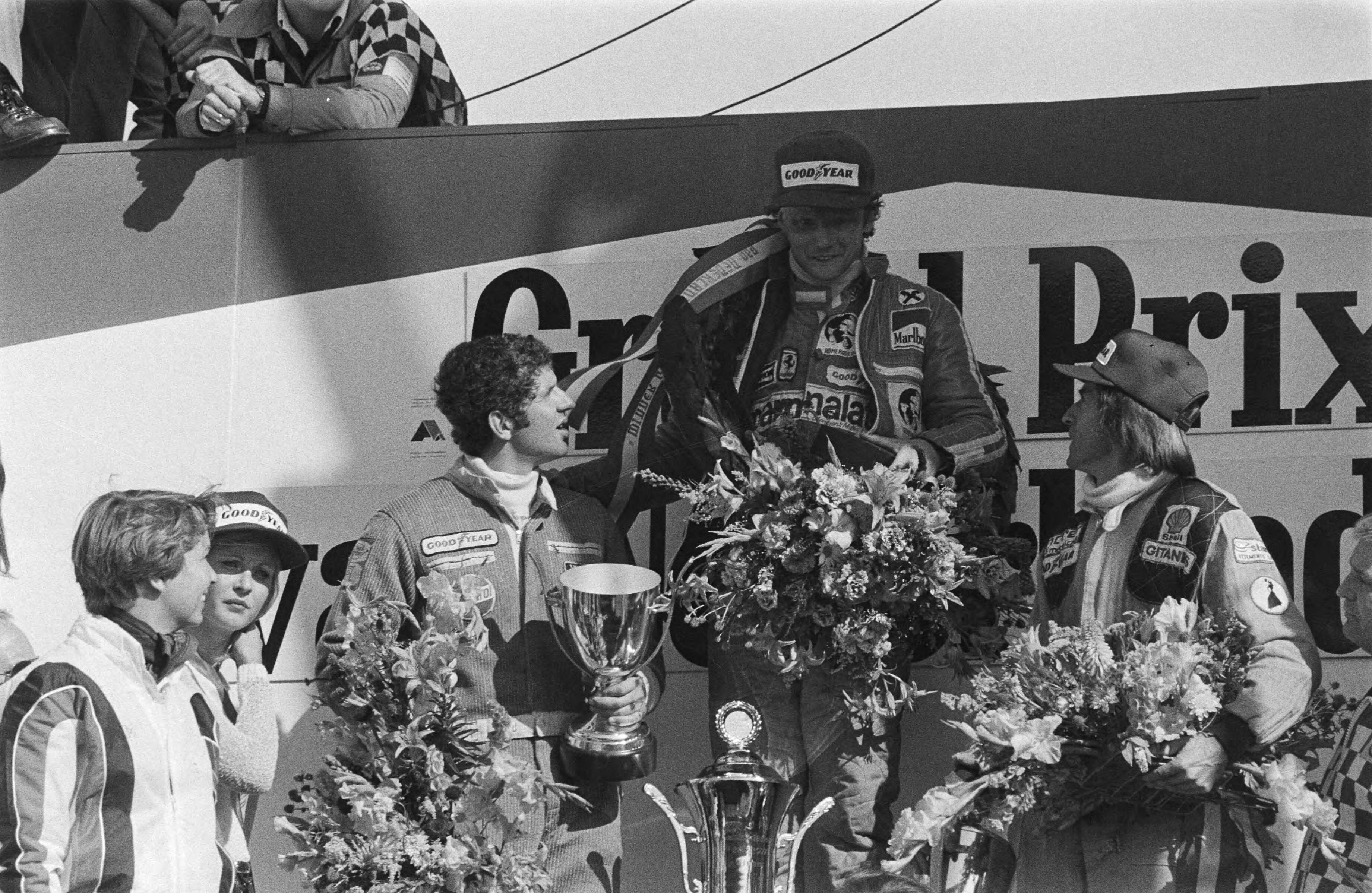 Fotocollectie Anefo — Grand Prix Zandvoort; Niki Lauda tijdens huldiging met Jacques Laffite (2e) en J. Scheckter (3e) — Foto: Suyk, Koen / Anefo. Licentie: Set B: Rechtenvrij / Publiek Domein. Bron: Nationaal Archief. http://hdl.handle.net/10648/aca1b9b8-d0b4-102d-bcf8-003048976d84