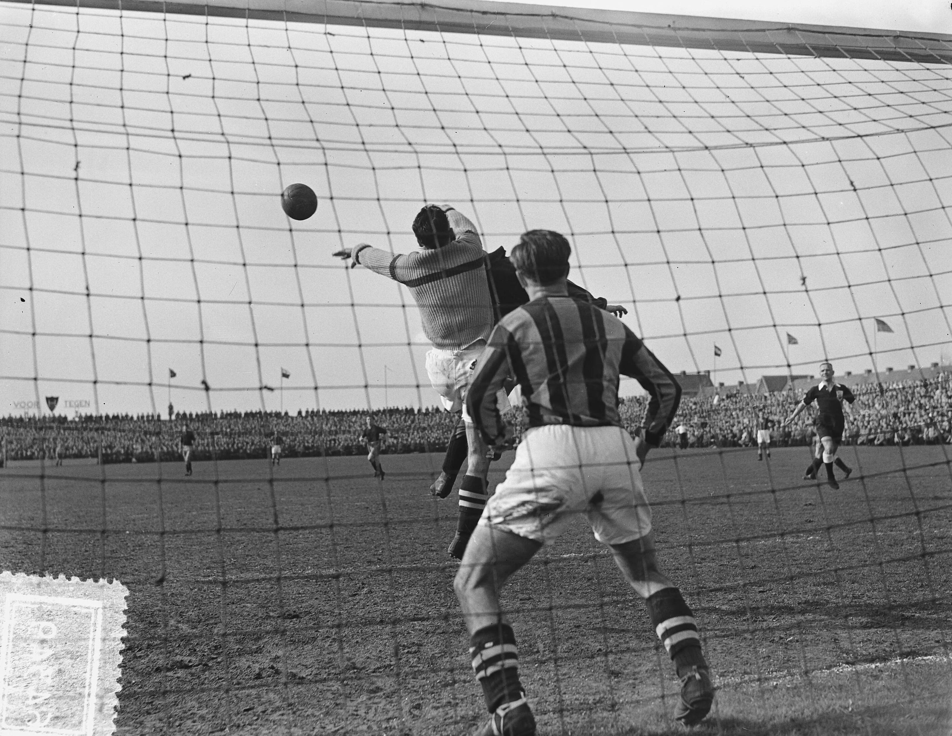 Fotocollectie Anefo — Voetbal. Haarlem tegen DWS 0-1. Spelmoment — Foto: Rossem, Wim van / Anefo. Licentie: Set B: Rechtenvrij / Publiek Domein. Bron: Nationaal Archief. http://hdl.handle.net/10648/a92111c6-d0b4-102d-bcf8-003048976d84