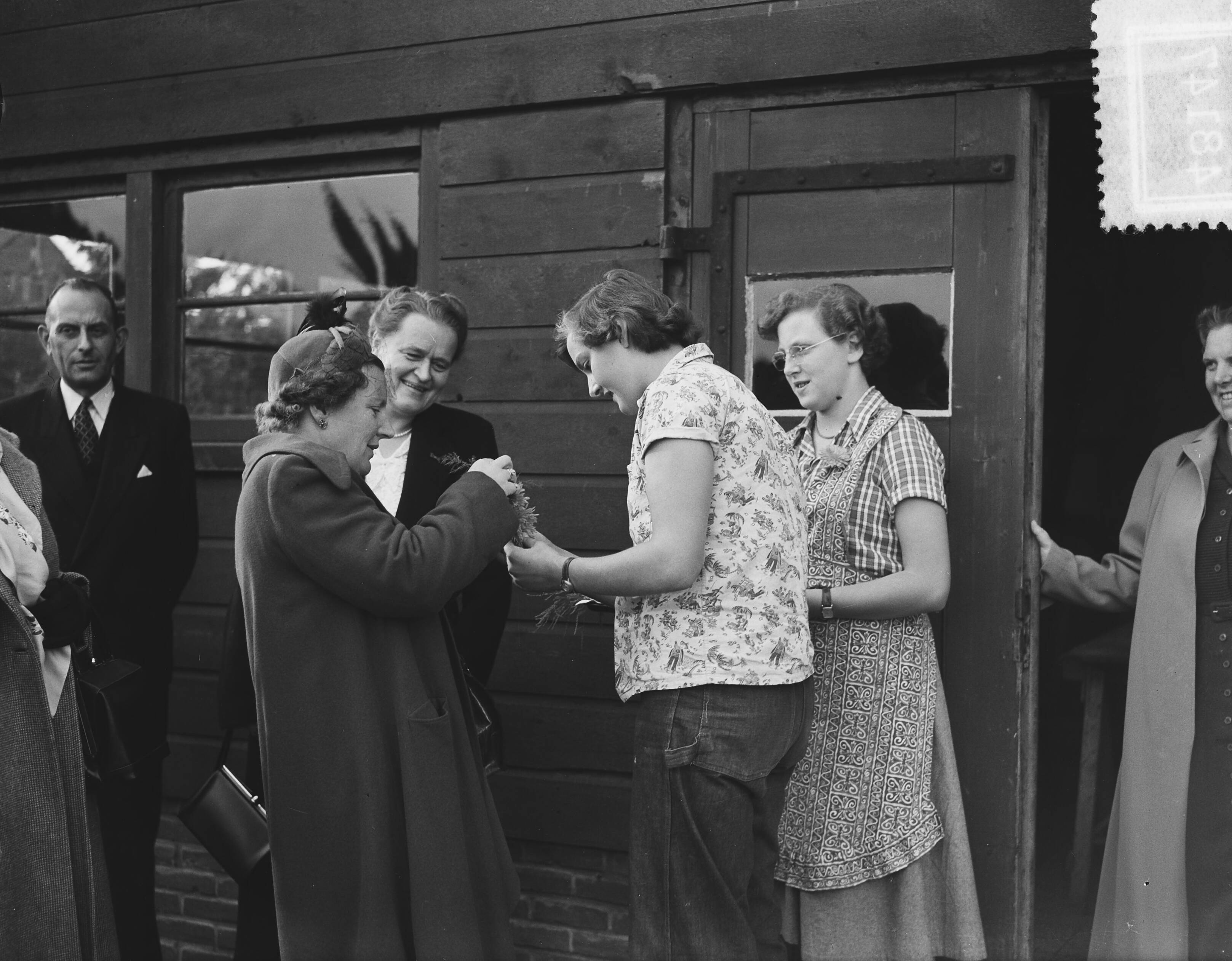 Bezoek van koningin Juliana aan de de Rijkslandbouwhuishoudschool "Nieuw Rollecate" te Deventer — Foto: Bilsen, Joop van / Anefo. — Licentie: Set B: Rechtenvrij / Publiek Domein. Bron: Nationaal Archief. http://hdl.handle.net/10648/a8f0e794-d0b4-102d-bcf8-003048976d84
