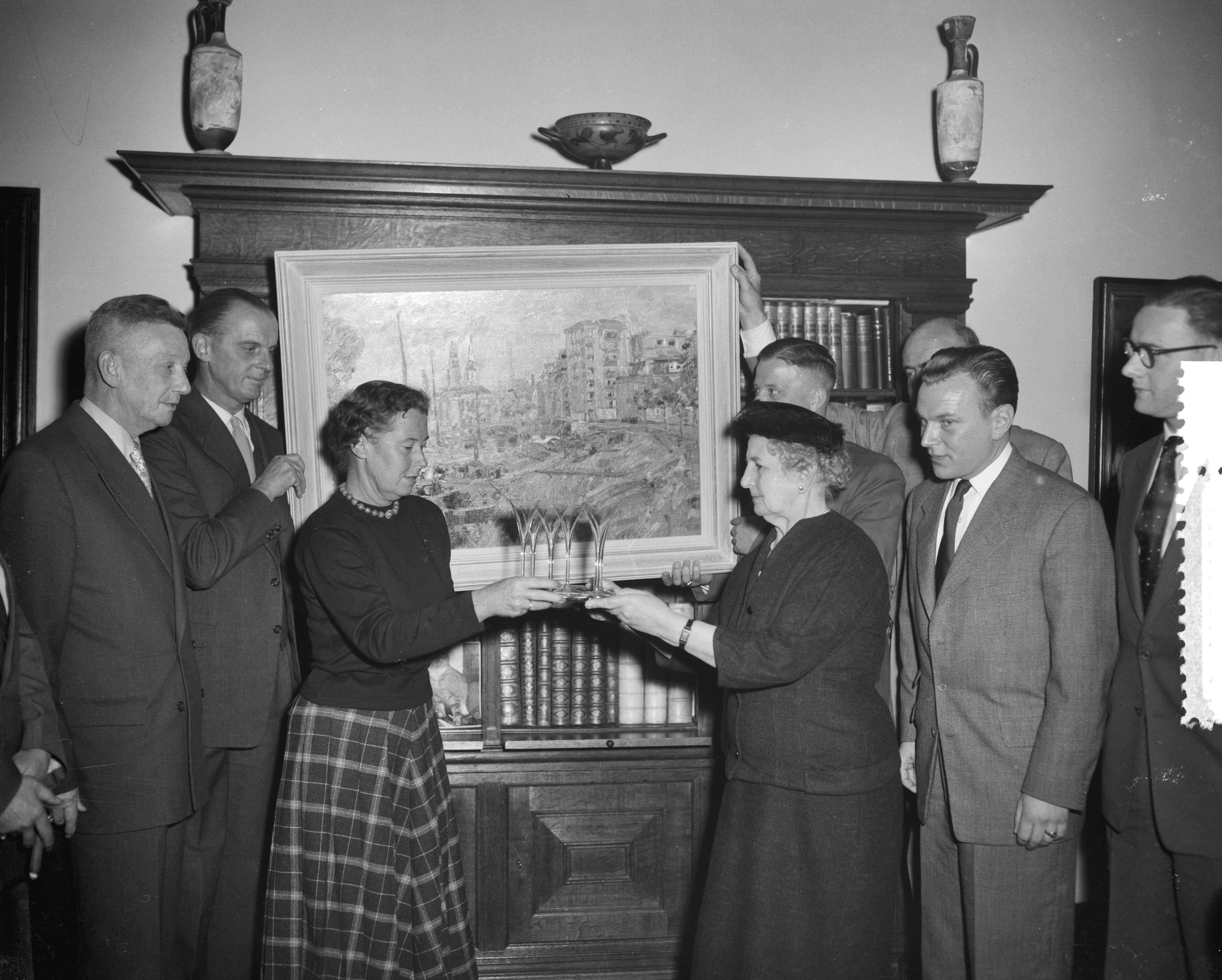 Fotocollectie Anefo — Huldiging van mevrouw Bouman door Groningers te Den Haag — Foto: Bilsen, Joop van / Anefo. Licentie: Set B: Rechtenvrij / Publiek Domein. Bron: Nationaal Archief. http://hdl.handle.net/10648/a952aea2-d0b4-102d-bcf8-003048976d84