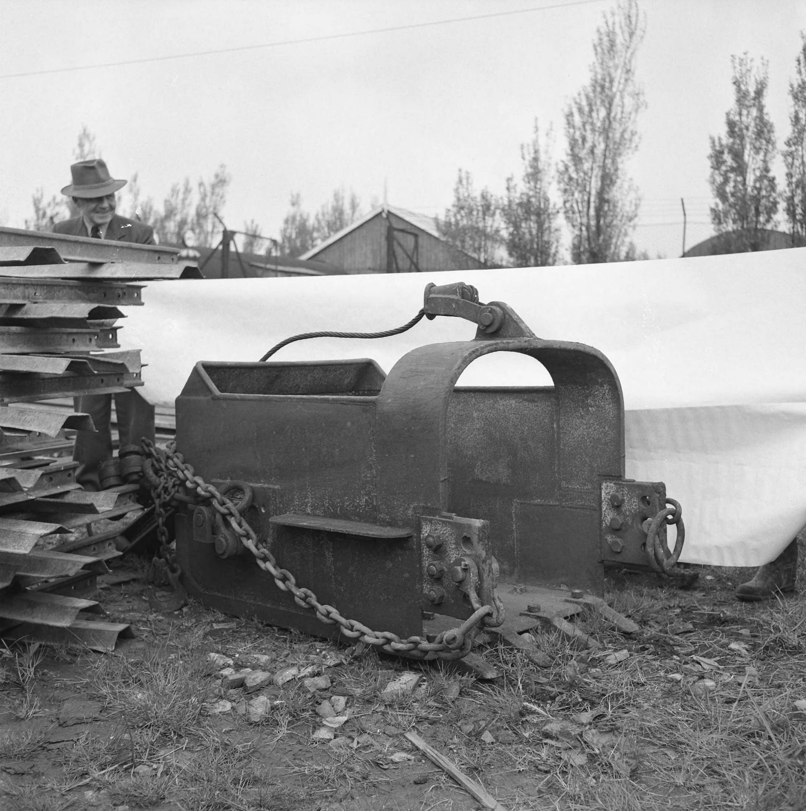 Fotocollectie Nederlandse Heidemaatschappij — Draglinebak opslagplaats N.H.M. Middelburg, inhoud 700 liter. — Foto: Fotograaf Onbekend / Heidemij. Licentie: Set B: Rechtenvrij / Publiek Domein. Bron: Nationaal Archief. http://hdl.handle.net/10648/ae6e6a70-d0b4-102d-bcf8-003048976d84