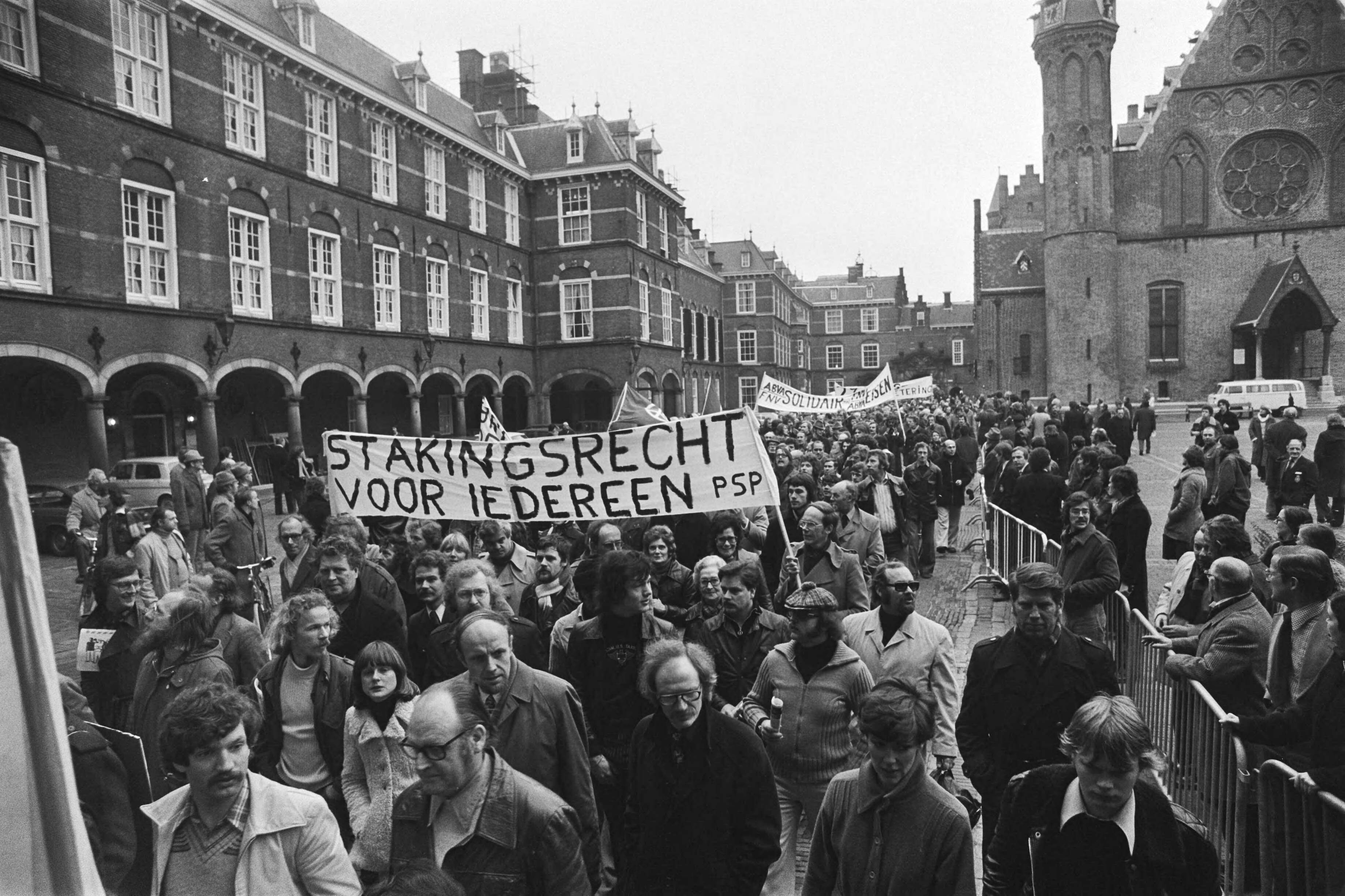 Fotocollectie Anefo — Demonstratie stakers in Den Haag — Foto: Suyk, Koen / Anefo. Licentie: Set B: Rechtenvrij / Publiek Domein. Bron: Nationaal Archief. http://hdl.handle.net/10648/ac9600dc-d0b4-102d-bcf8-003048976d84