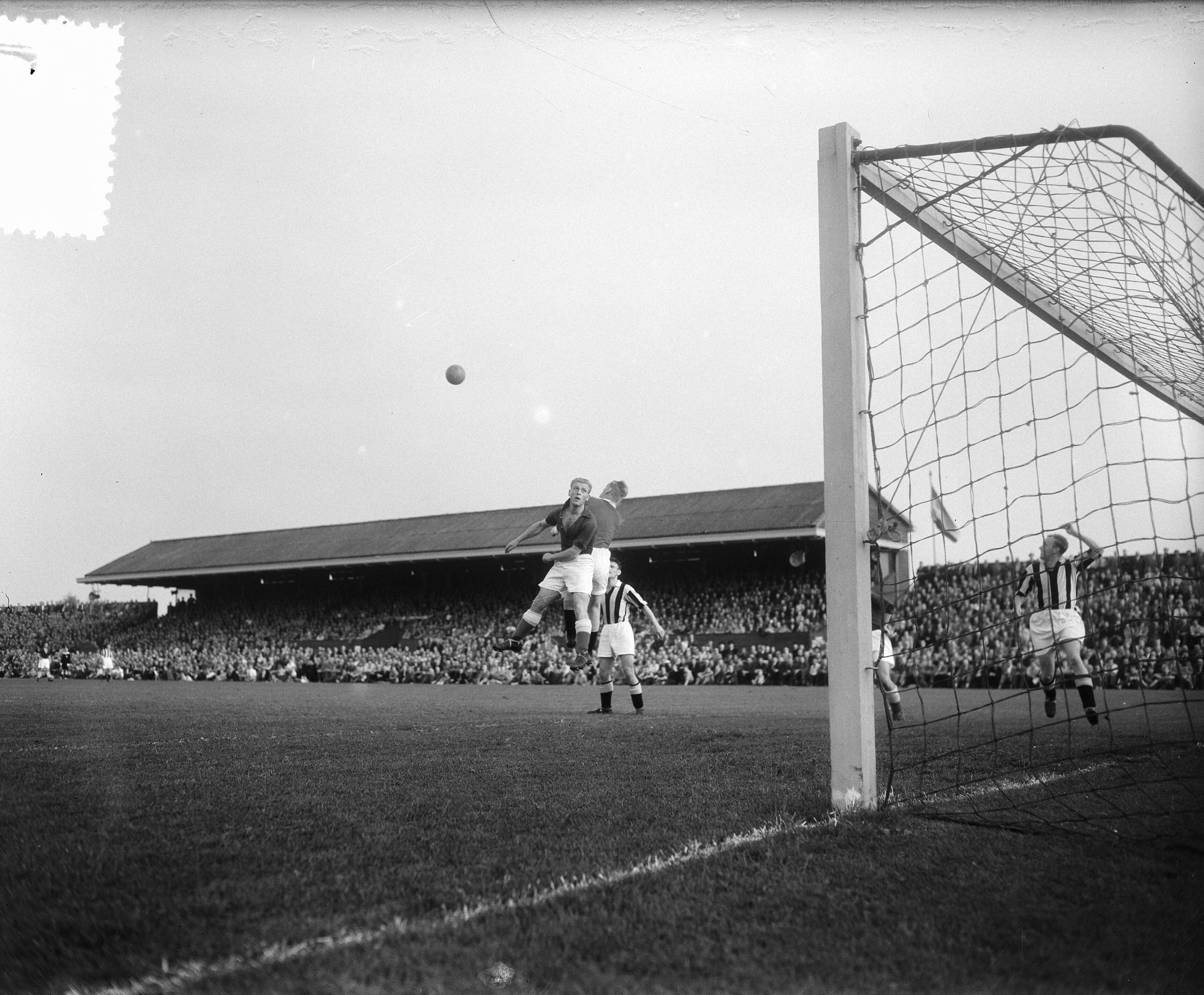Fotocollectie Anefo — Voetbal. RCH tegen Vitesse 2-1. Spelmoment — Foto: Pot, Harry / Anefo. Licentie: Set B: Rechtenvrij / Publiek Domein. Bron: Nationaal Archief. http://hdl.handle.net/10648/a90e5400-d0b4-102d-bcf8-003048976d84
