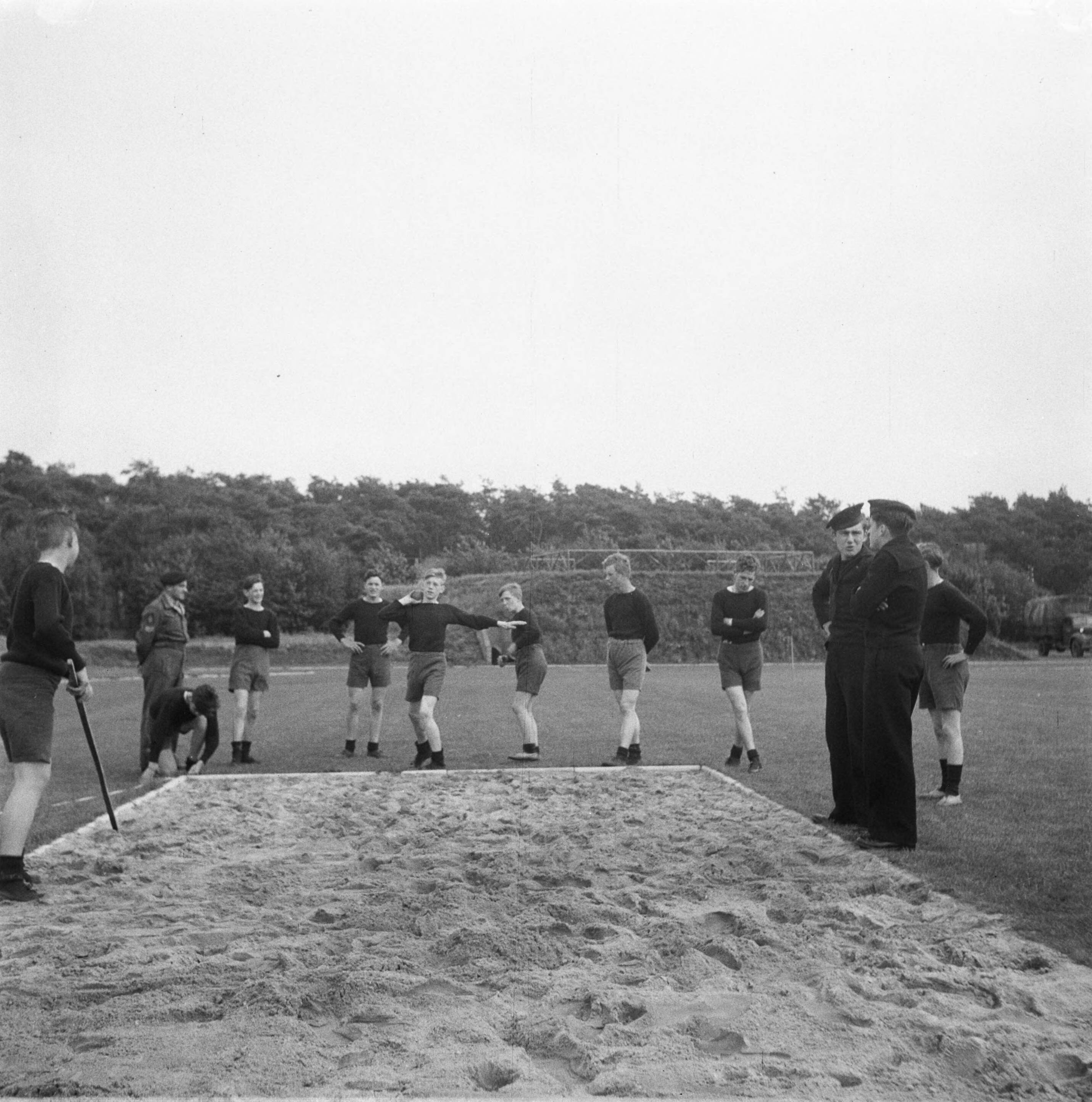 MOK Hilversum 1948 — MOK Hilversum. Matrozen aan het kogelstoten — Foto: Steenkamp, B.J.J. (Ben) / Anefo. Licentie: Set B: Rechtenvrij / Publiek Domein. Bron: Nationaal Archief. http://hdl.handle.net/10648/a8bd9f1a-d0b4-102d-bcf8-003048976d84