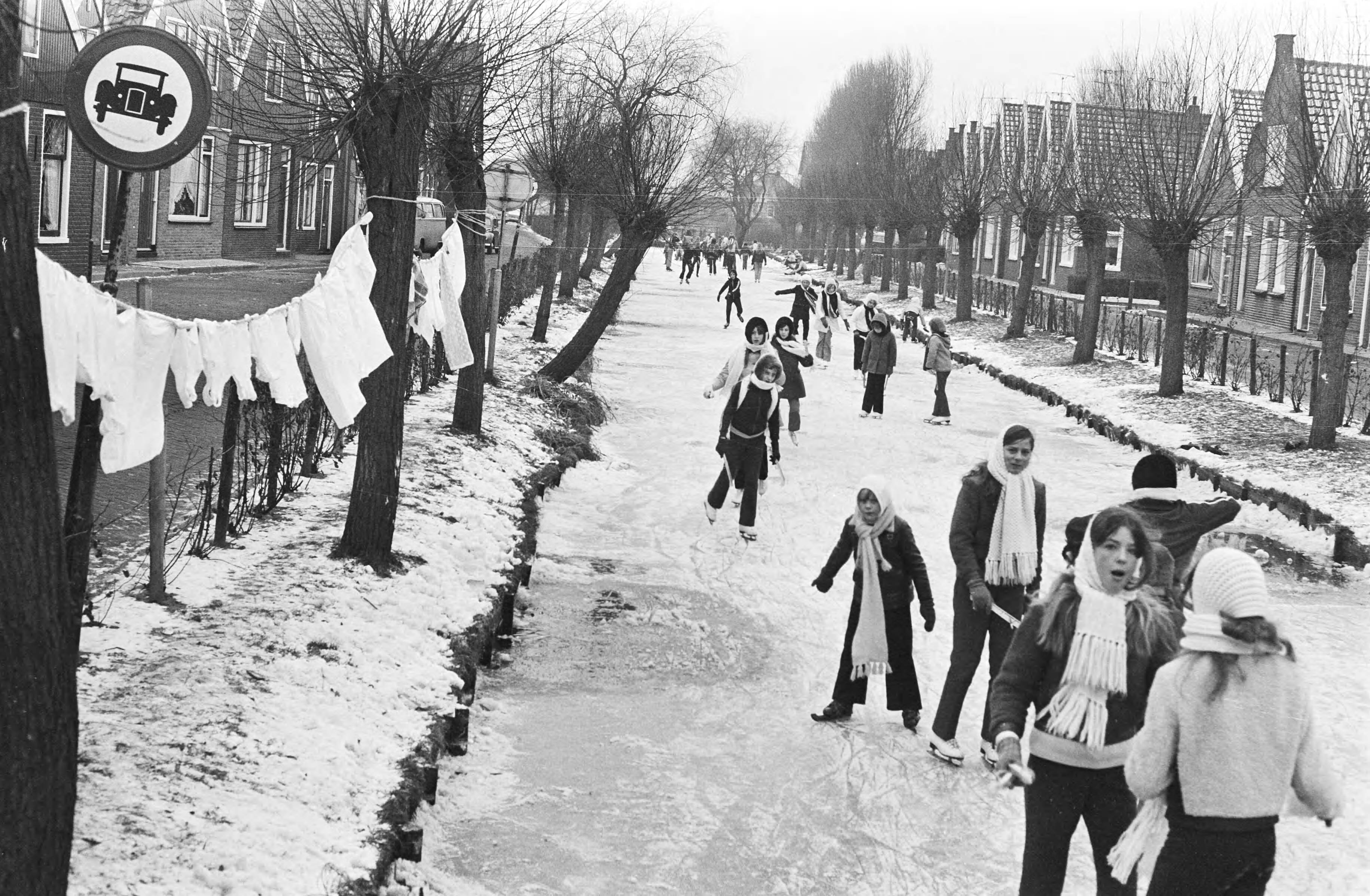 Fotocollectie Anefo — Jeugd schaatst in Volendam (niet in klederdracht) — Foto: Verhoeff, Bert / Anefo. Licentie: Set B: Rechtenvrij / Publiek Domein. Bron: Nationaal Archief. http://hdl.handle.net/10648/abae8964-d0b4-102d-bcf8-003048976d84