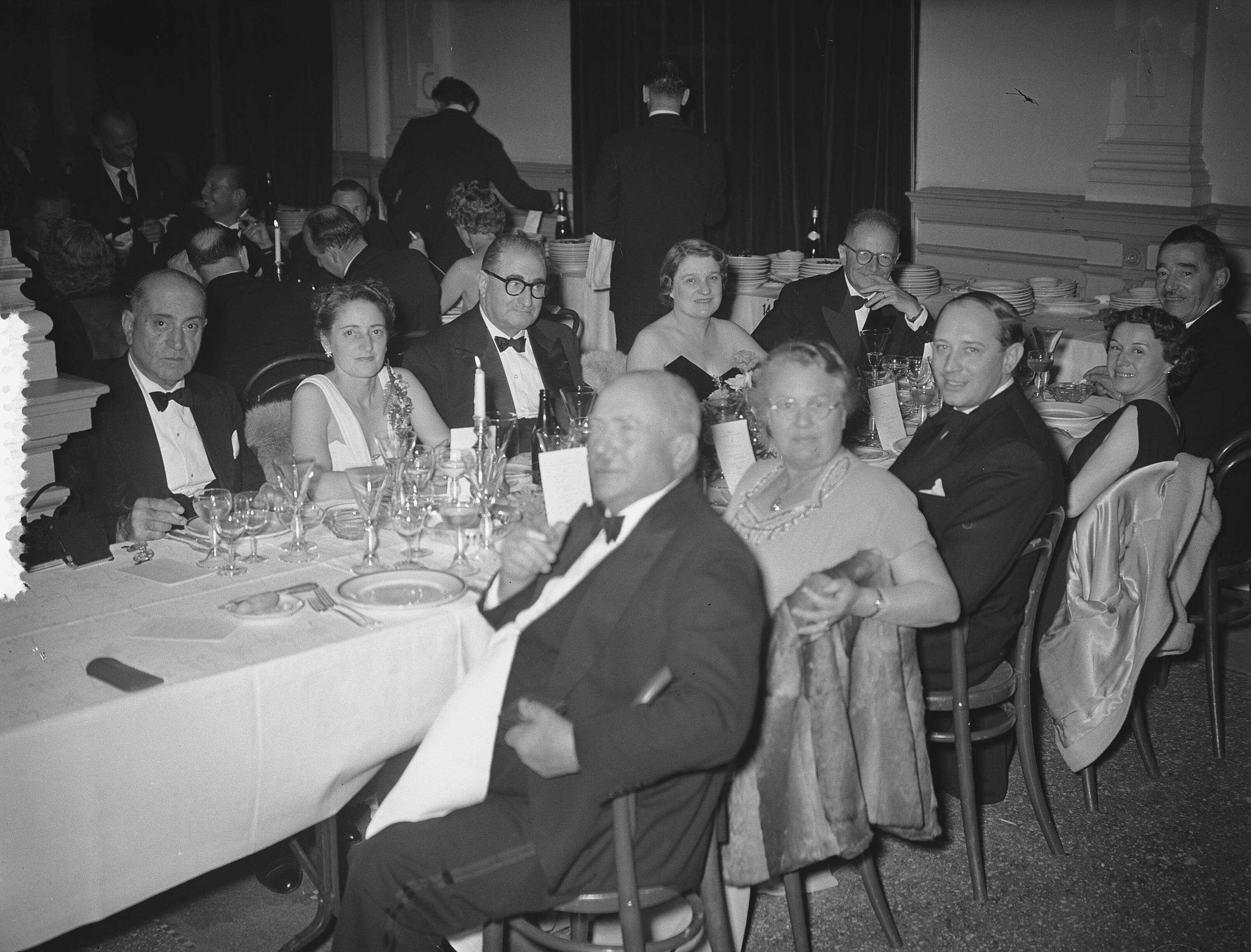 Fotocollectie Anefo — Congres zee-assuradeuren Den Haag. Banket — Foto: Bilsen, Joop van / Anefo. Licentie: Set B: Rechtenvrij / Publiek Domein. Bron: Nationaal Archief. http://hdl.handle.net/10648/a92956e2-d0b4-102d-bcf8-003048976d84