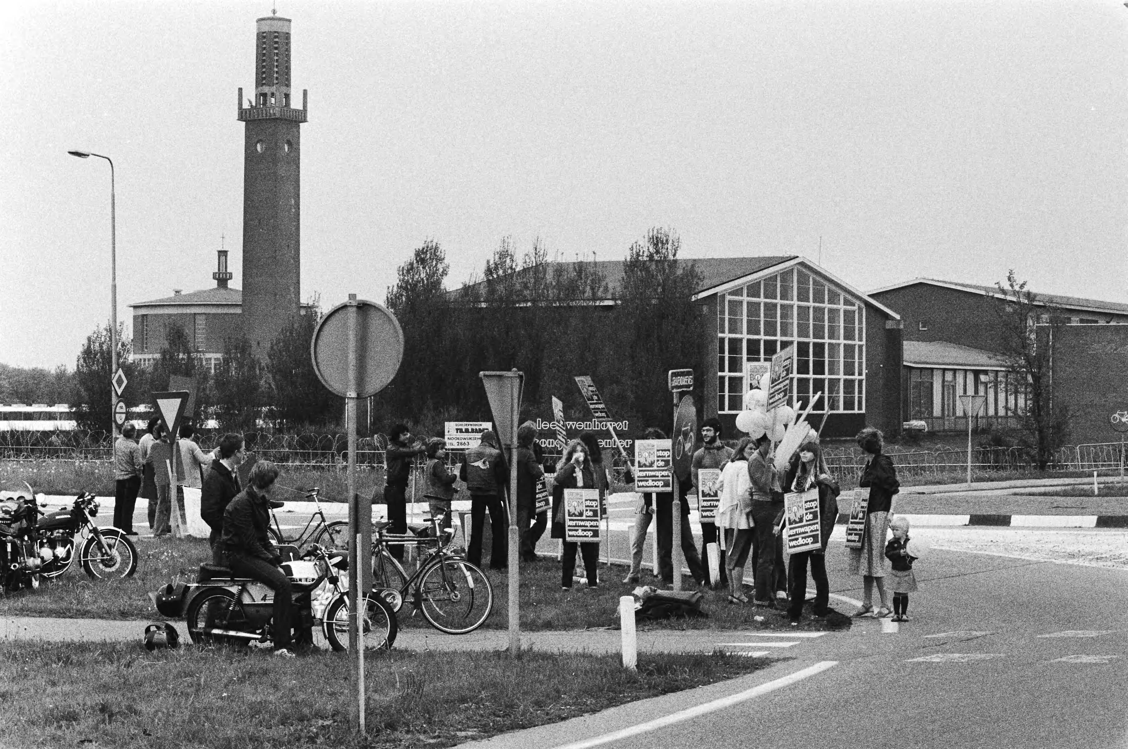 Openingsceremonie van de NAVO Ministerraad 1979 in de Ridderzaal in Den Haag — Demonstranten met spandoeken — Foto: Croes, Rob C. / Anefo. Licentie: Set B: Rechtenvrij / Publiek Domein. Bron: Nationaal Archief. http://hdl.handle.net/10648/accb14ca-d0b4-102d-bcf8-003048976d84