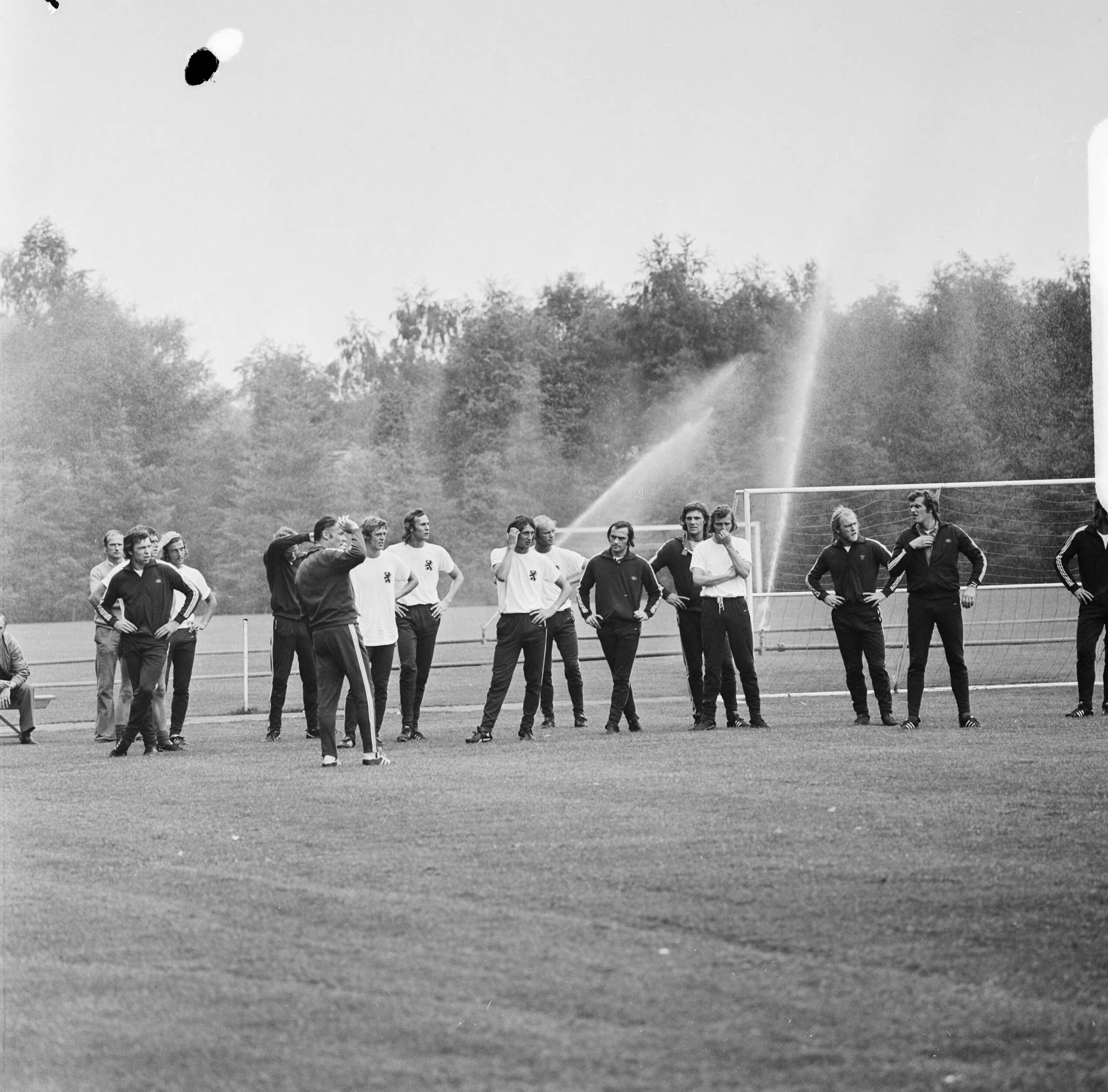Fotocollectie Anefo — Kernploeg Nederlands elftal bijeen in Zeist in KNVB sportcentrum; training Nederlands elftal — Foto: Mieremet, Rob / Anefo. Licentie: Set B: Rechtenvrij / Publiek Domein. Bron: Nationaal Archief. http://hdl.handle.net/10648/ac4b9cea-d0b4-102d-bcf8-003048976d84