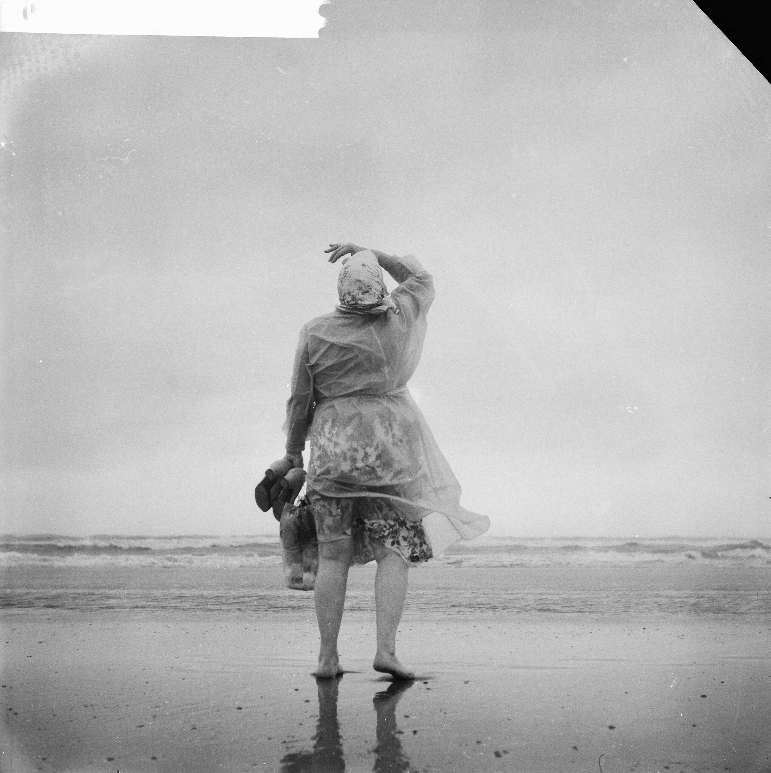 Fotocollectie Anefo — Strand van Scheveningen tijdens slecht weer. Vrouw op strand bij branding — Foto: Koch, Eric / Anefo. Licentie: Set B: Rechtenvrij / Publiek Domein. Bron: Nationaal Archief. http://hdl.handle.net/10648/a9e02cfa-d0b4-102d-bcf8-003048976d84