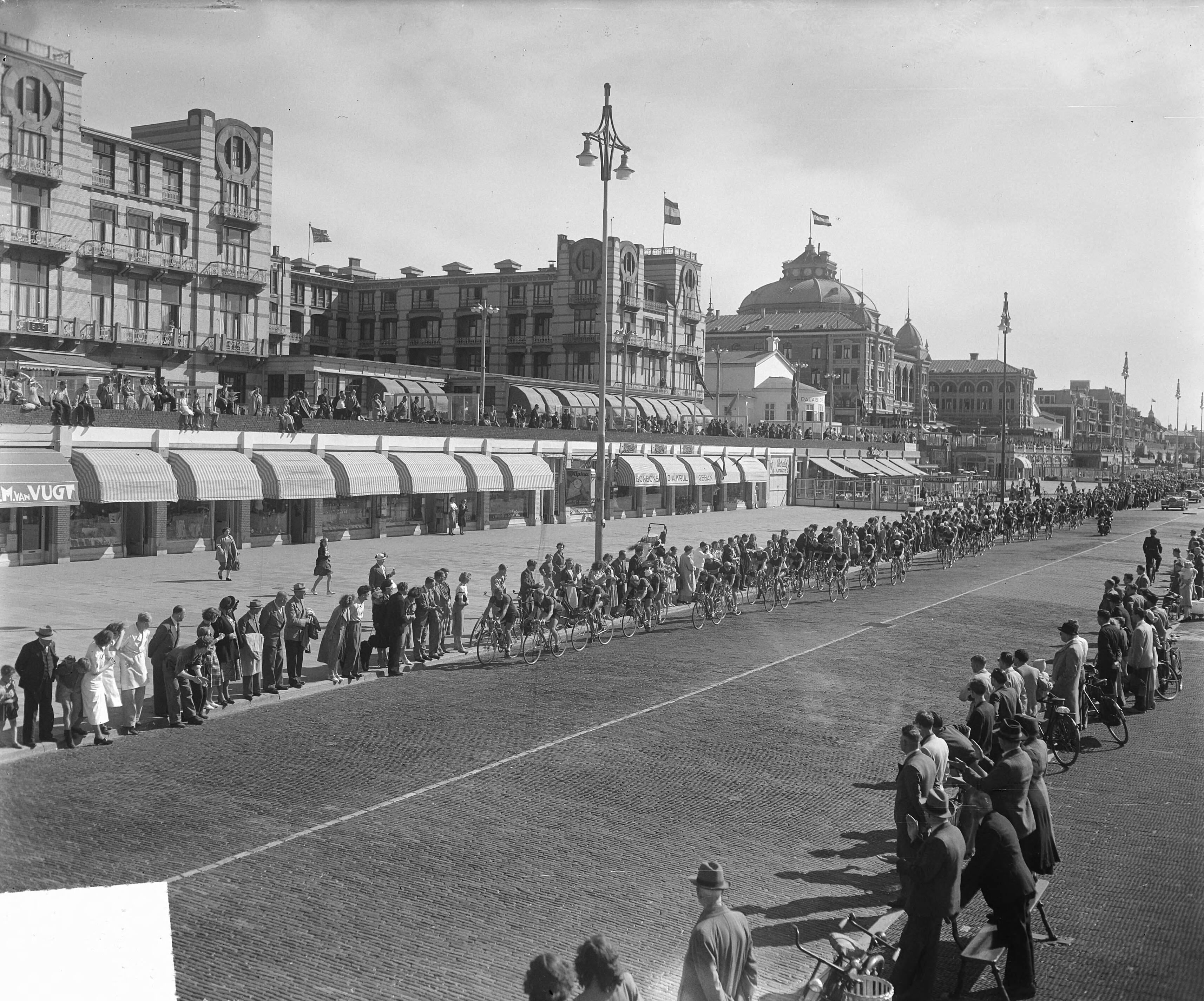 Ronde van Nederland (1950) — Ronde van Nederland , Boulevard Scheveningen — Foto: Winterbergen, Rolf / Anefo. Licentie: Set B: Rechtenvrij / Publiek Domein. Bron: Nationaal Archief. http://hdl.handle.net/10648/a8d96a38-d0b4-102d-bcf8-003048976d84