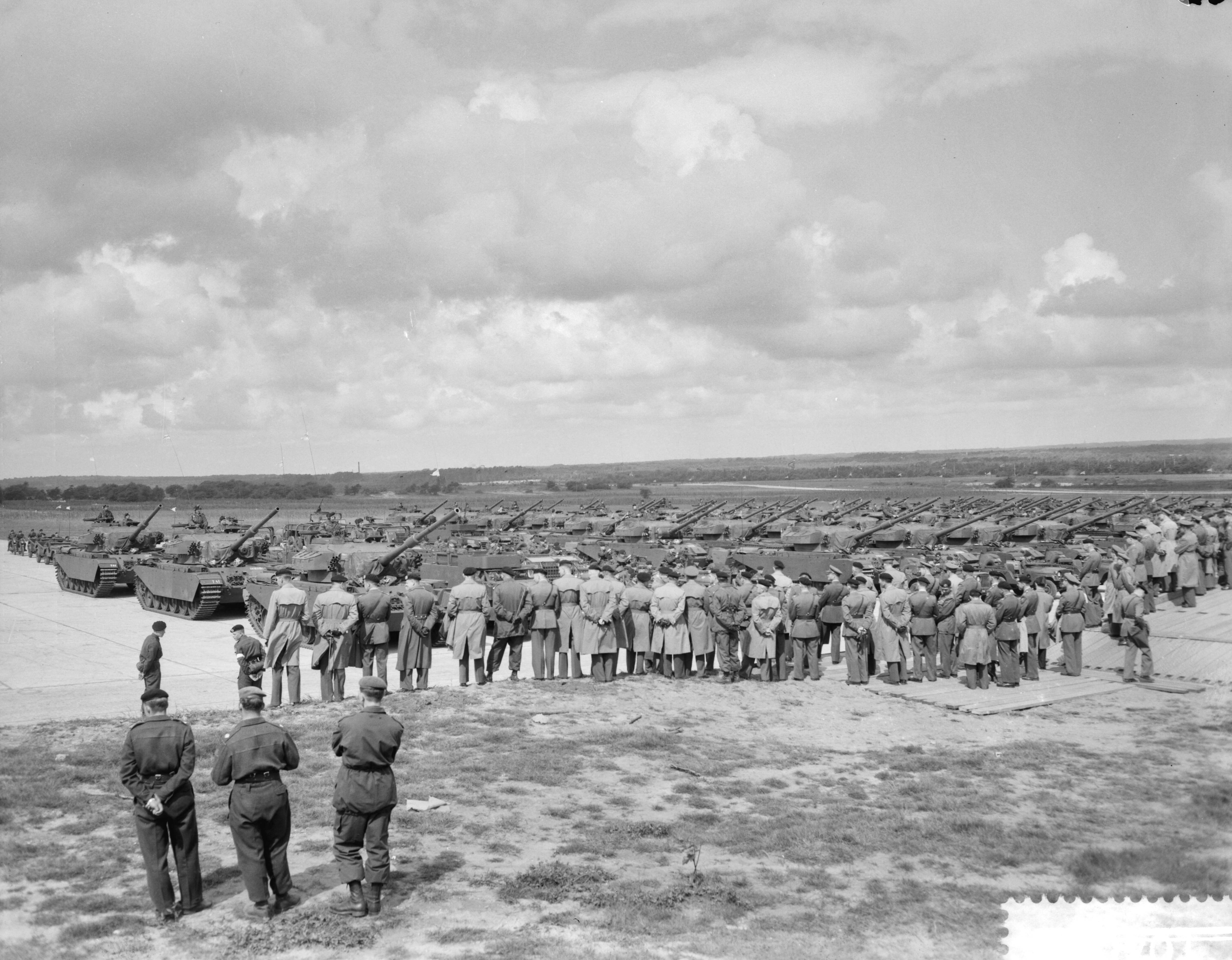 Fotocollectie Anefo — Demonstraties van Centuriontanks op de Vlasakkers, Opgesteld bataljon Centuriontanks — Foto: Bilsen, Joop van / Anefo. Licentie: Set B: Rechtenvrij / Publiek Domein. Bron: Nationaal Archief. http://hdl.handle.net/10648/a995016c-d0b4-102d-bcf8-003048976d84