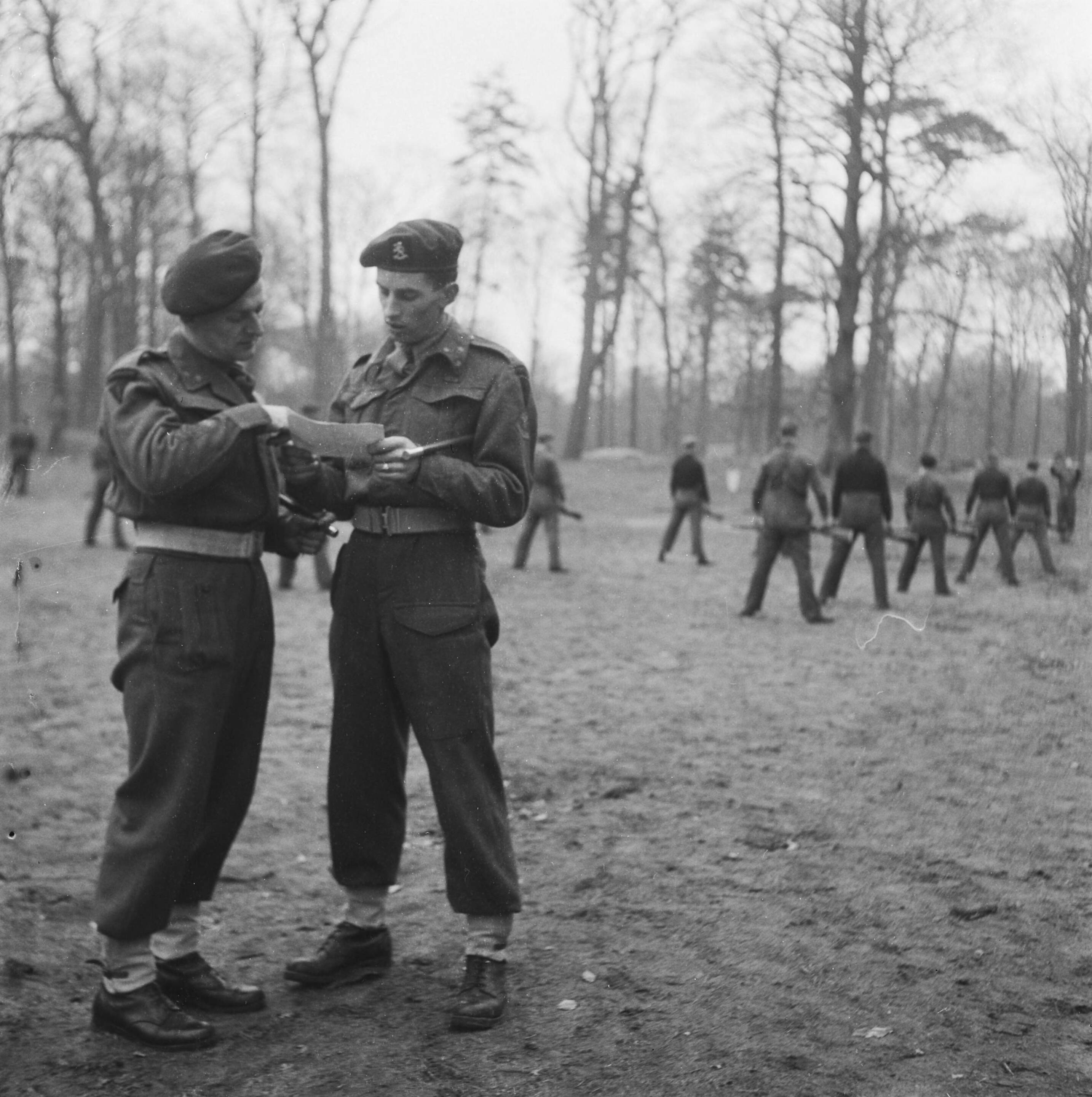 Fotocollectie Anefo — Opleidingskamp Bloemendaal — Foto: Breijer, Charles / Anefo. Licentie: Set B: Rechtenvrij / Publiek Domein. Bron: Nationaal Archief. http://hdl.handle.net/10648/a8993bc0-d0b4-102d-bcf8-003048976d84