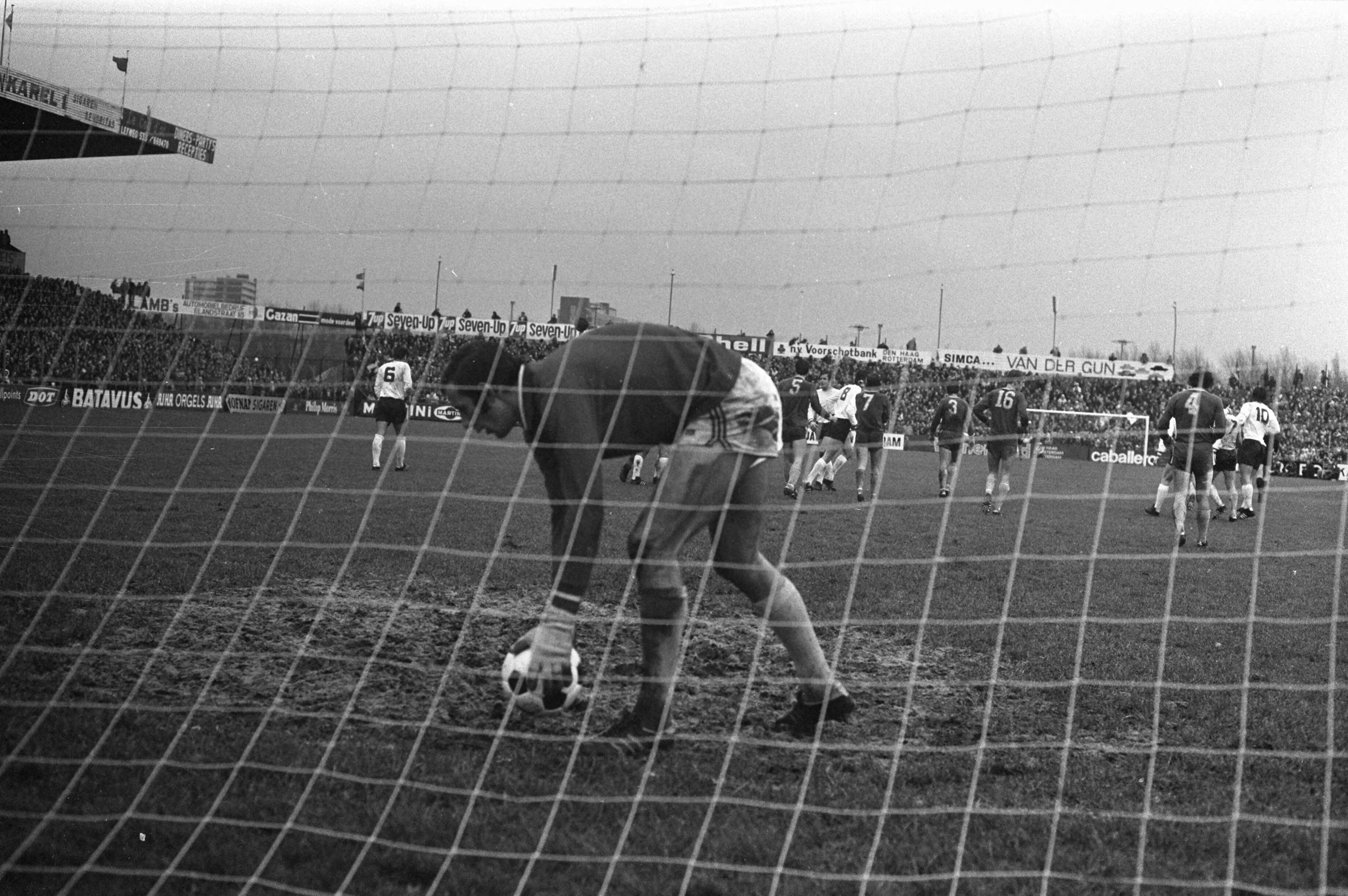 Fotocollectie Anefo — FC Den Haag tegen Feyenoord 1-2, Keeper Ton Thie raapt de bal op na doelpunt van Feyenoord — Foto: Verhoeff, Bert / Anefo. Licentie: Set B: Rechtenvrij / Publiek Domein. Bron: Nationaal Archief. http://hdl.handle.net/10648/abd8376e-d0b4-102d-bcf8-003048976d84