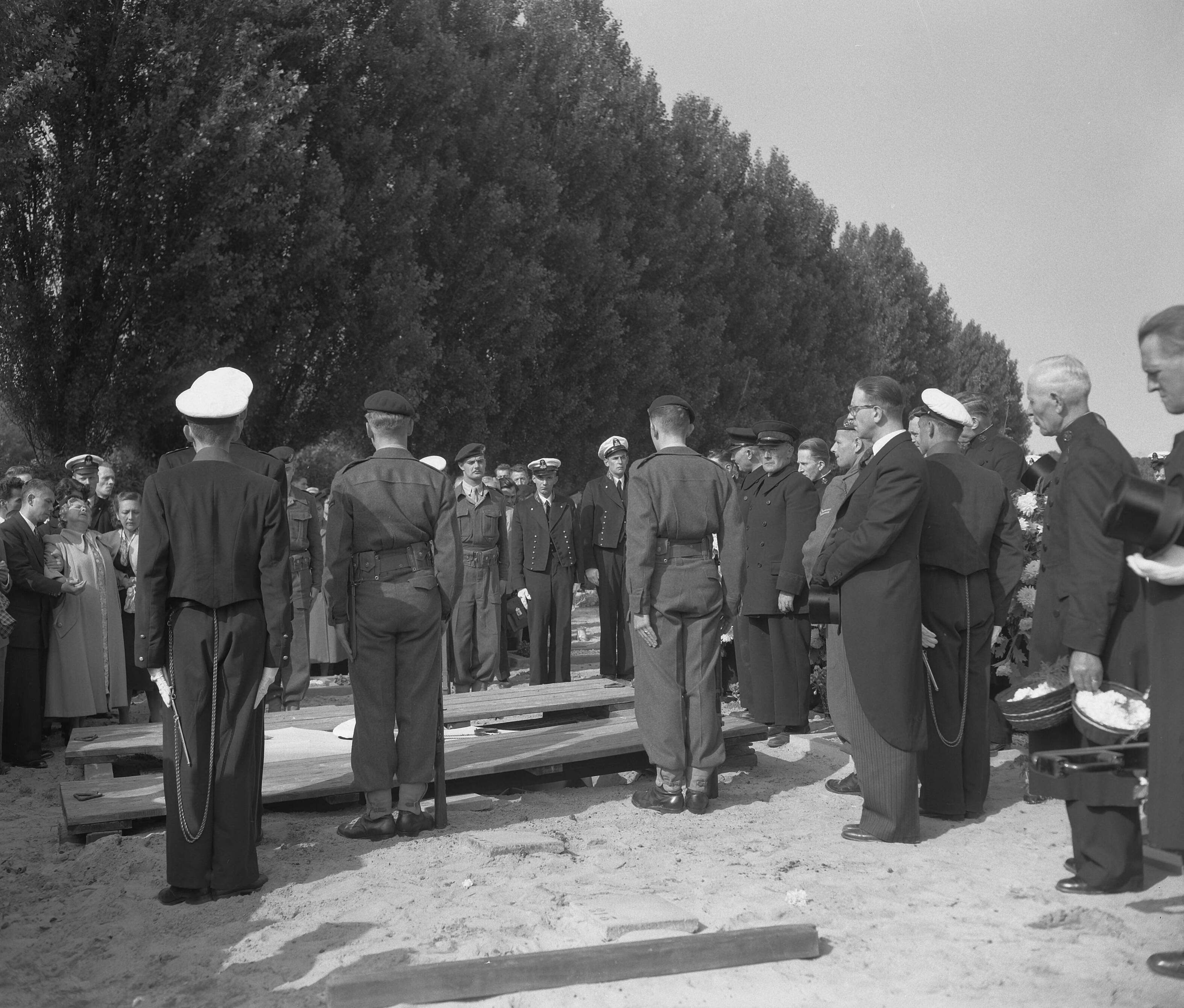Fotocollectie Anefo — Marinebegrafenis van adelborst Hendriks te Den Haag — Foto: Meijer, T.A. / Anefo. Licentie: Set B: Rechtenvrij / Publiek Domein. Bron: Nationaal Archief. http://hdl.handle.net/10648/a926420e-d0b4-102d-bcf8-003048976d84