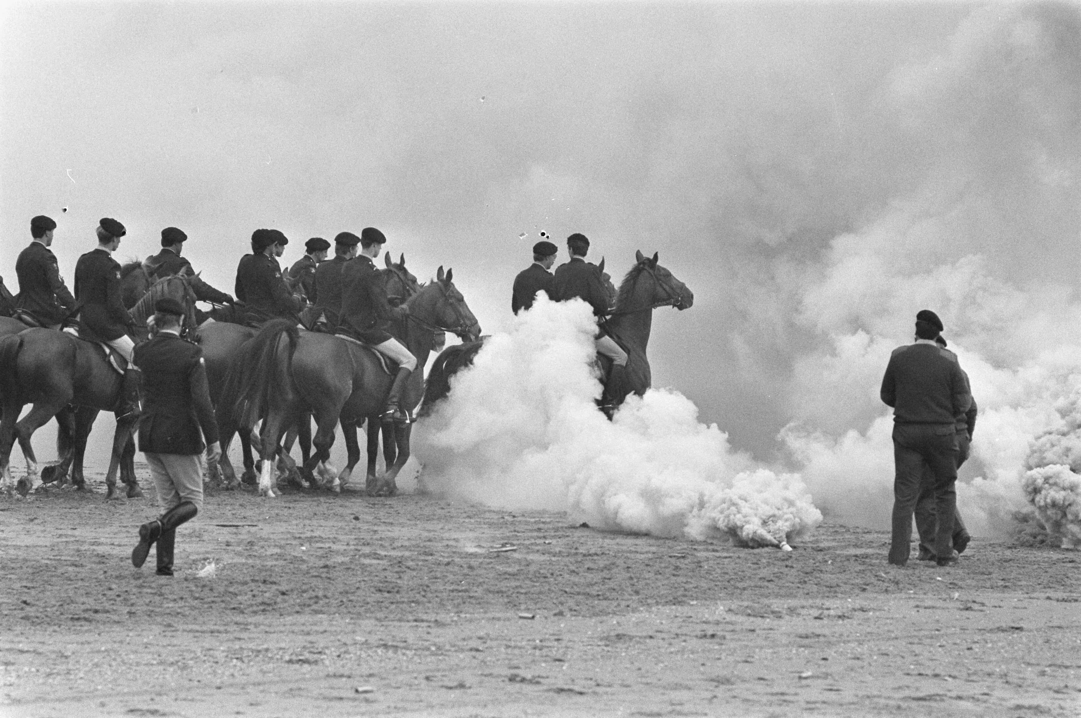 Fotocollectie Anefo — Paarden oefenen op strand Scheveningen voor Prinsjesdag — Foto: Bogaerts, Rob / Anefo. Licentie: Set B: Rechtenvrij / Publiek Domein. Bron: Nationaal Archief. http://hdl.handle.net/10648/ad3d1b1a-d0b4-102d-bcf8-003048976d84