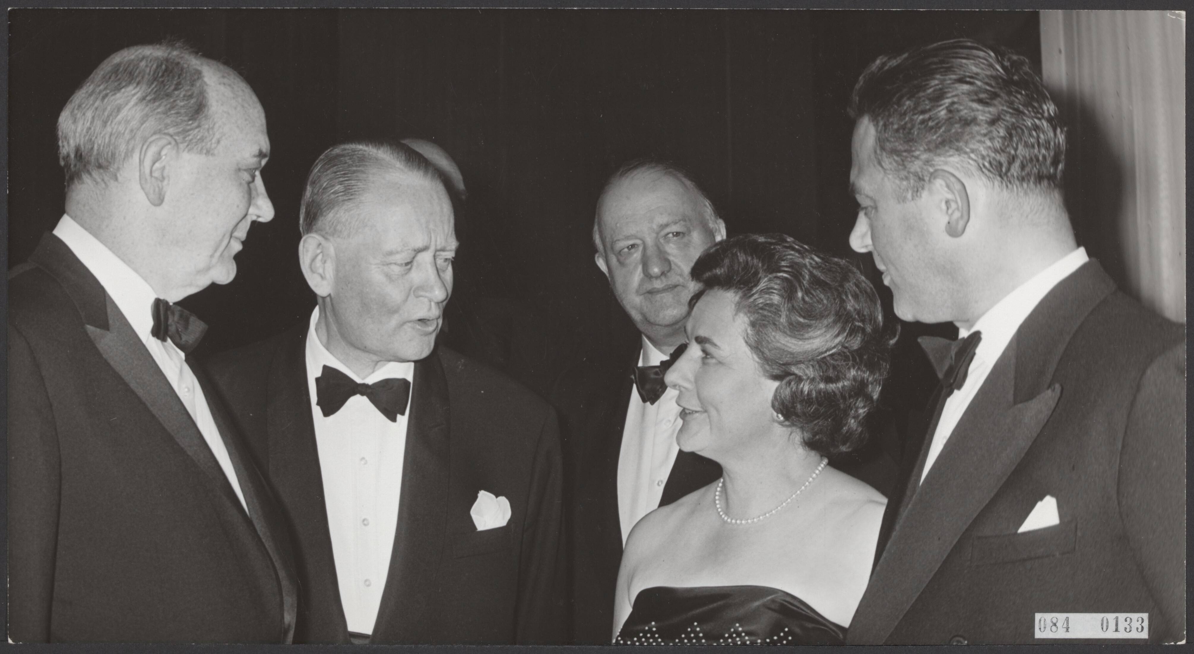 Fotocollectie Elsevier Binnenland — In het Kurhaus heeft de regerings een diner aangeboden aan de deelnemers van de NATO-conferentie. In geanimeerd gesprek vlnr. Rusk, Stikker, Butler, mevr. Marijnen en premier Marijnen — Foto: Koch, Eric / Anefo. Licentie: Set B: Rechtenvrij / Publiek Domein. Bron: Nationaal Archief. http://hdl.handle.net/10648/ae1c4fe2-d0b4-102d-bcf8-003048976d84