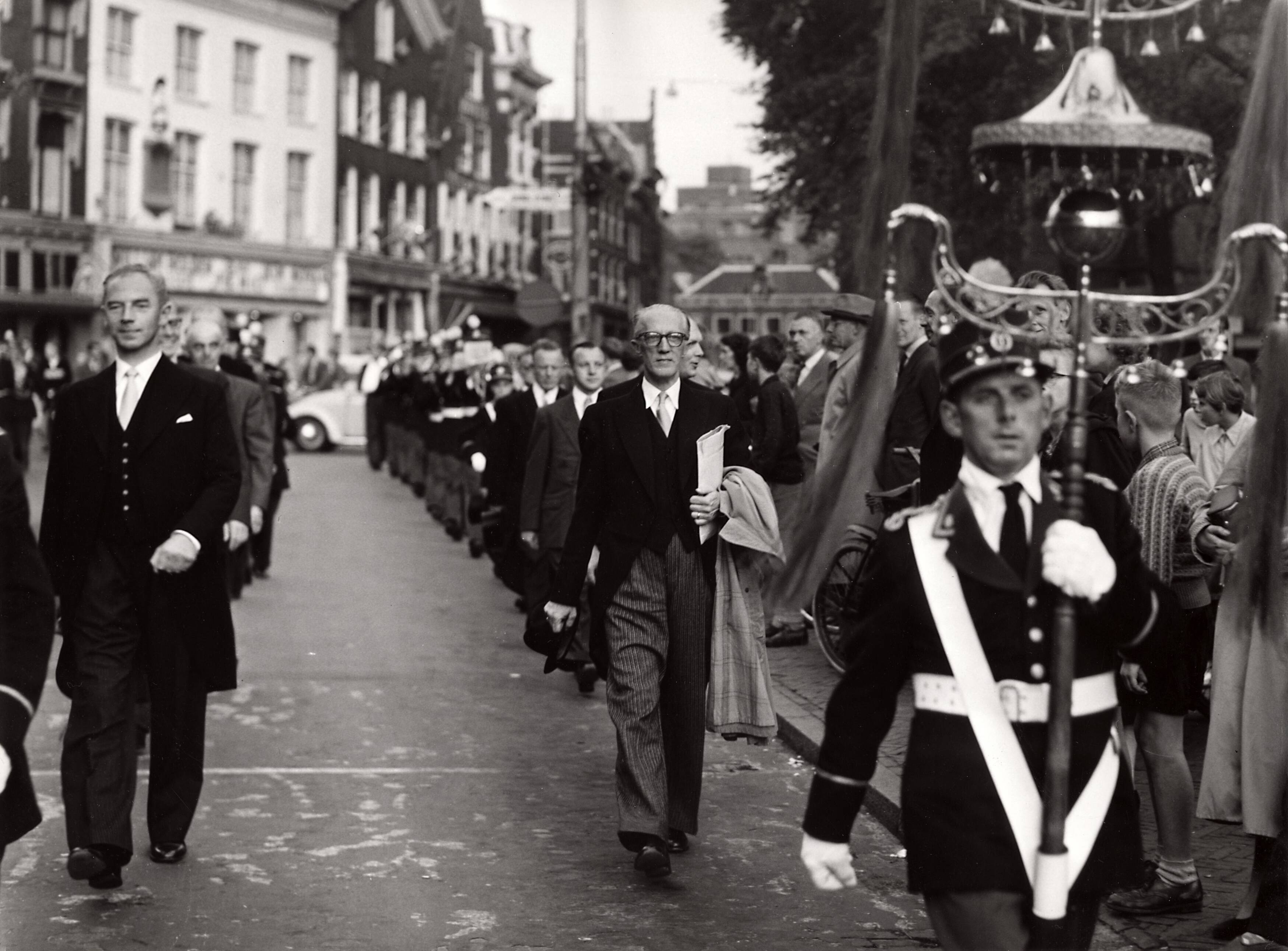 Collectie nader te bepalen — [50-jarig jubileum N.V. De Spaarnestad] [optocht door de binnenstad van Haarlem met een muziekkorps — Foto: Fotograaf Onbekend / Fotobureau onbekend / Spaarnestad Photo (05887). Licentie: Set B: Rechtenvrij / Publiek Domein. Bron: Nationaal Archief. http://hdl.handle.net/10648/35429da6-3a86-a382-e063-6df0900a6686