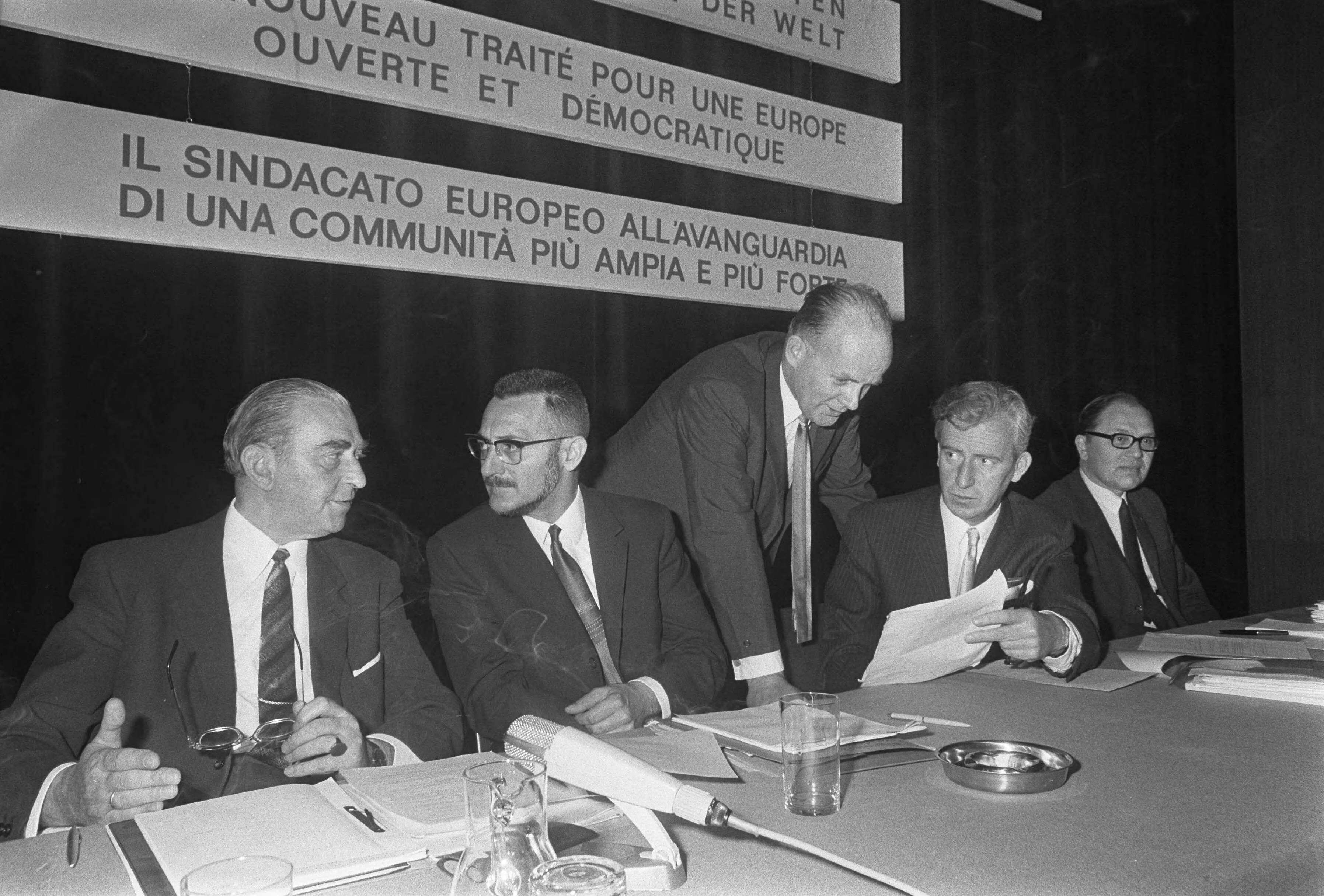 Fotocollectie Anefo — 6e Algemene Vergadering van het Europese vakbewegingssector in het Nederlands Congresgeb. te Den Haag links de Bel Th. Rasschaert en rechts A. Kloos — Foto: Mieremet, Rob / Anefo. Licentie: Set B: Rechtenvrij / Publiek Domein. Bron: Nationaal Archief. http://hdl.handle.net/10648/ab66659e-d0b4-102d-bcf8-003048976d84