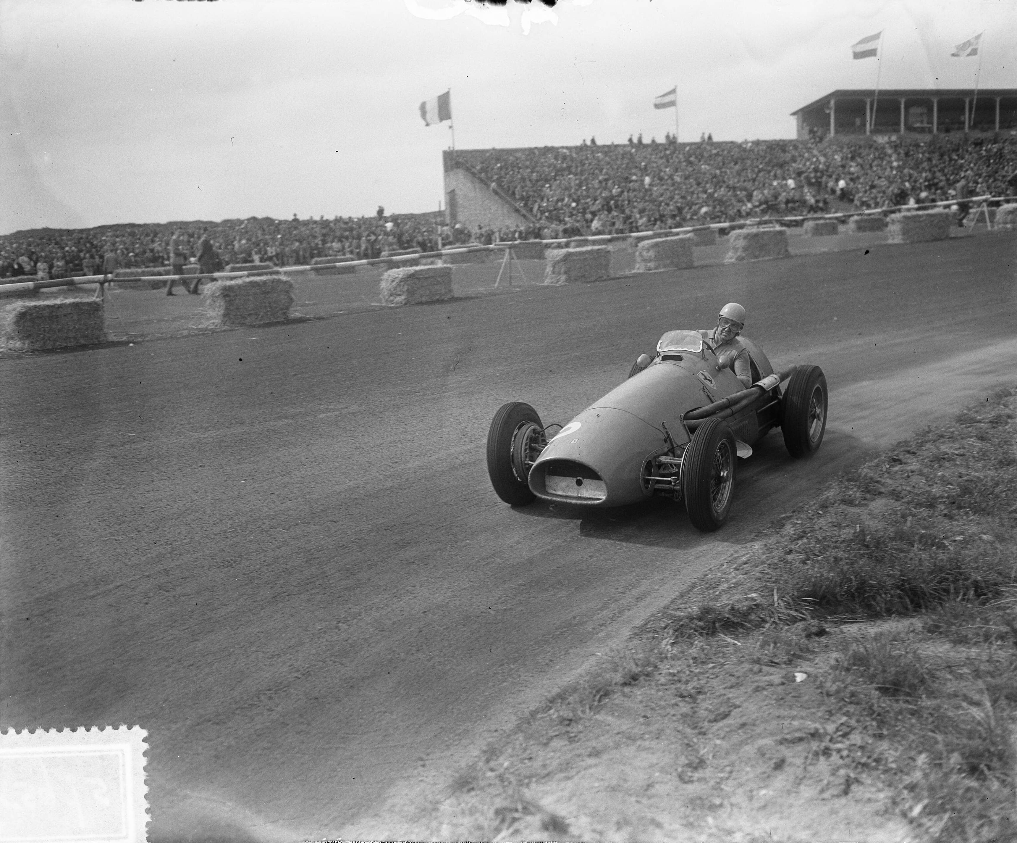 Grand Prix Zandvoort 1953 — Autoraces Dutch Grand Prix Zandvoort. Ascari in de bocht — Foto: Pot, Harry / Anefo. Licentie: Set B: Rechtenvrij / Publiek Domein. Bron: Nationaal Archief. http://hdl.handle.net/10648/a90d57f8-d0b4-102d-bcf8-003048976d84