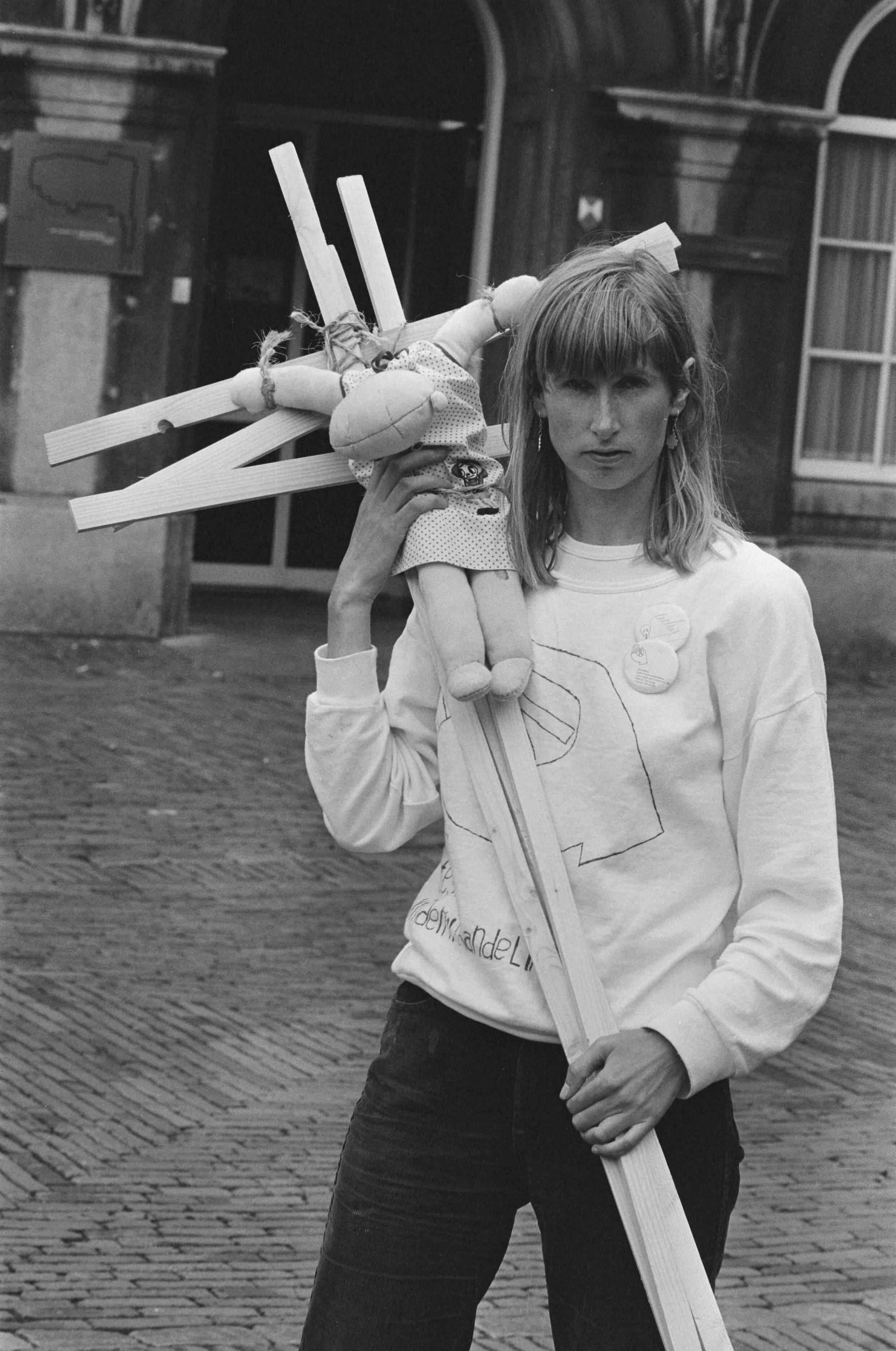 Fotocollectie Anefo — Corrie Postra uit Heerlen protesteert op Binnenhof tegen slechte behandeling aanklacht wegens incest — Foto: Bogaerts, Rob / Anefo. Licentie: Set B: Rechtenvrij / Publiek Domein. Bron: Nationaal Archief. http://hdl.handle.net/10648/ad61279e-d0b4-102d-bcf8-003048976d84