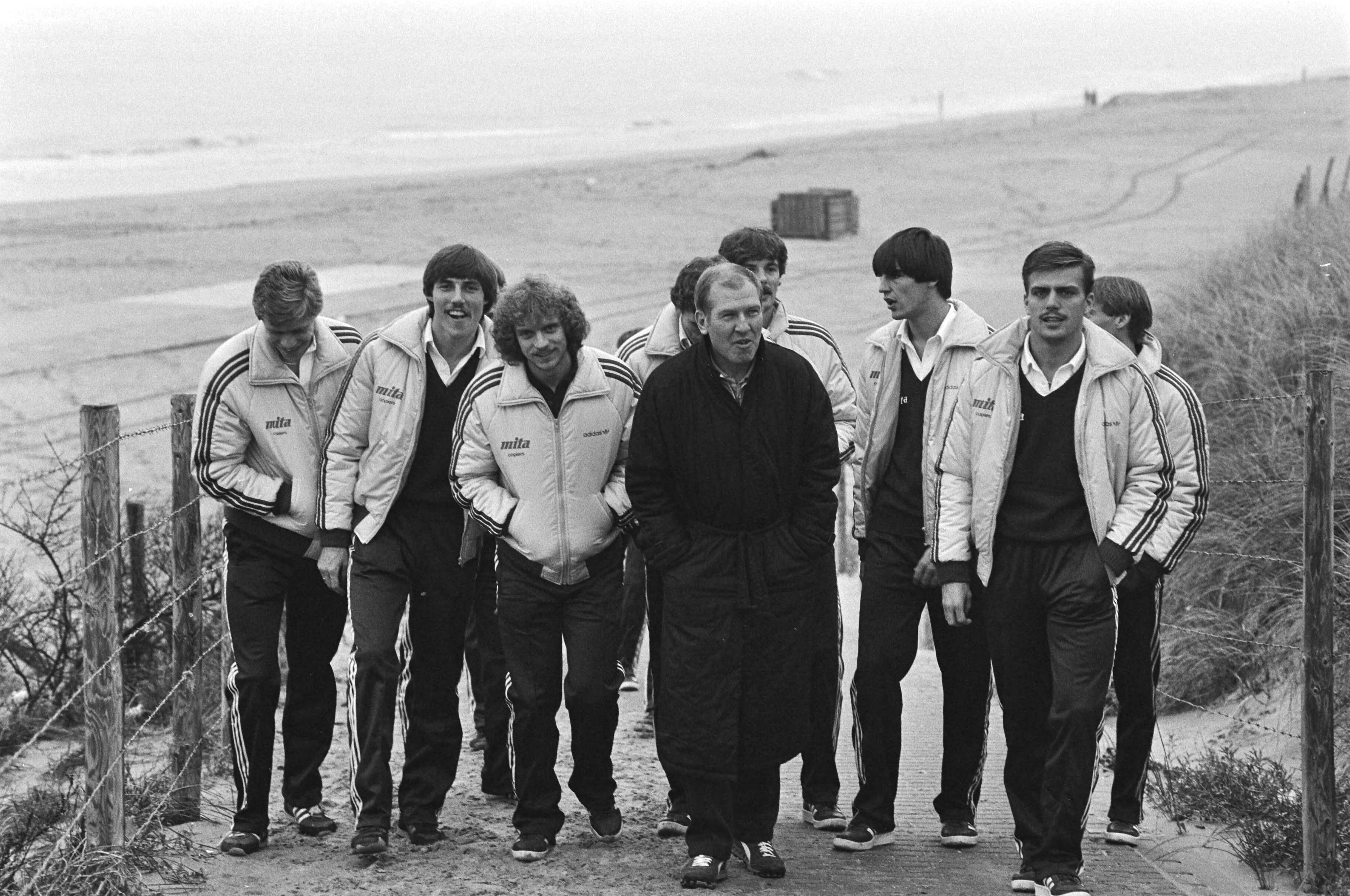 Fotocollectie Anefo — Elftal van FC Haarlem met trainer Hans van Doorneveld na een korte strandwandeling, voor de Uefa Cup wedstrijd tegen Spartak Moskou — Foto: Antonisse, Marcel / Anefo. Licentie: Set B: Rechtenvrij / Publiek Domein. Bron: Nationaal Archief. http://hdl.handle.net/10648/ad20fc28-d0b4-102d-bcf8-003048976d84