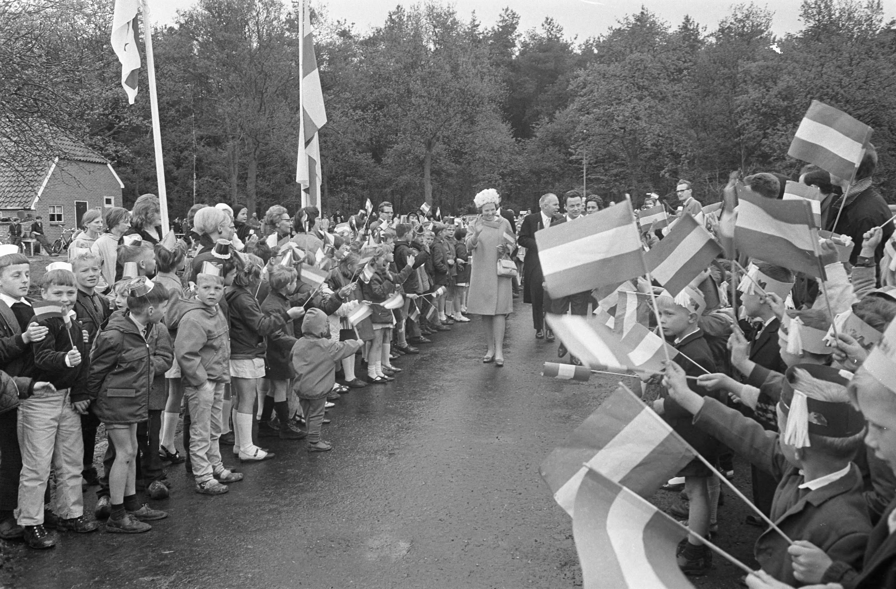 Fotocollectie Anefo — Prinses Beatrix in Drenthe opende vakantiecentrum prins Willem Alexander in Roden — Foto: Koch, Eric / Anefo. Licentie: Set B: Rechtenvrij / Publiek Domein. Bron: Nationaal Archief. http://hdl.handle.net/10648/ab401920-d0b4-102d-bcf8-003048976d84