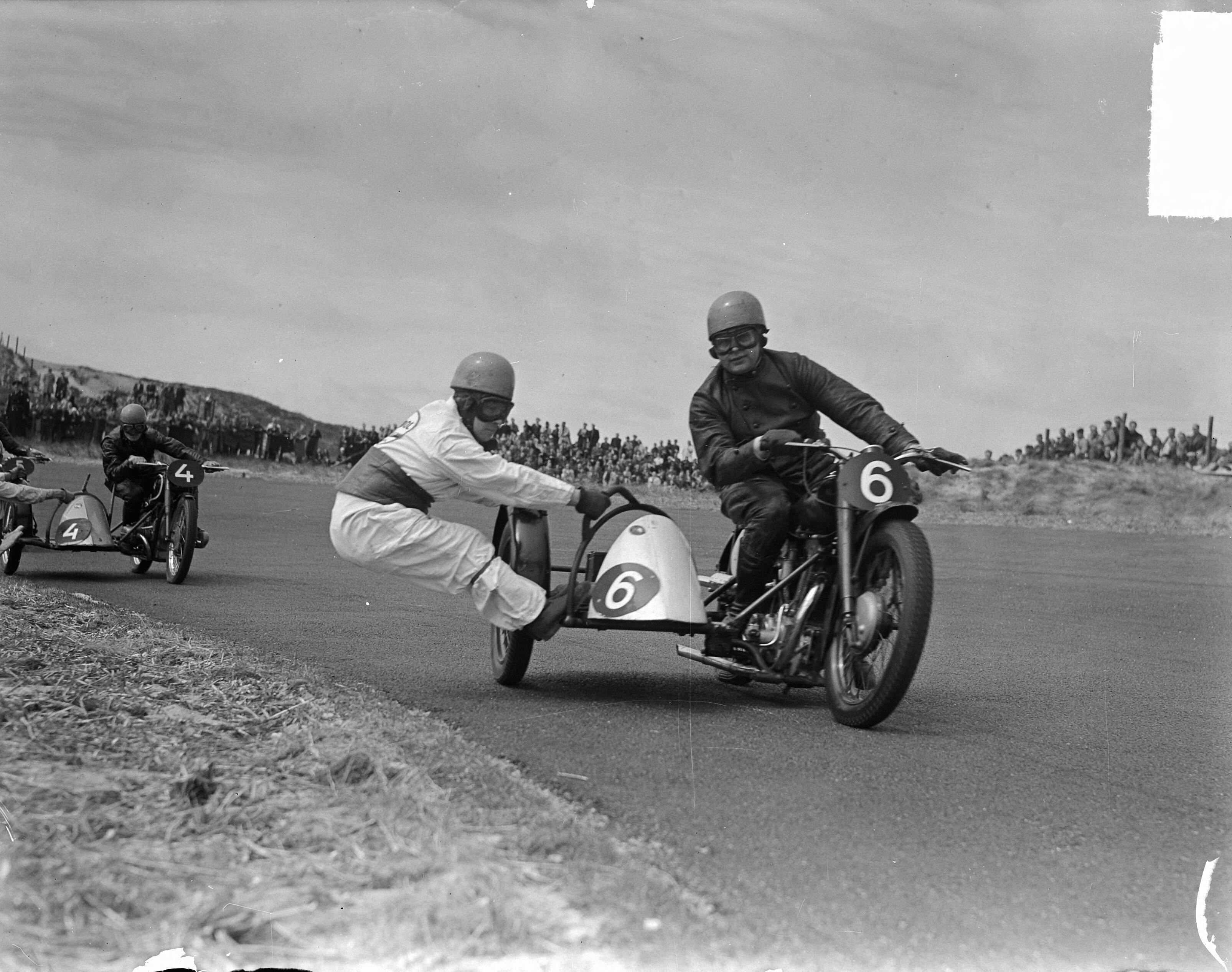 Fotocollectie Anefo — Motorraces Zandvoort zijspan 6 — Foto: Noske, J.D. / Anefo. Licentie: Set B: Rechtenvrij / Publiek Domein. Bron: Nationaal Archief. http://hdl.handle.net/10648/a8c77710-d0b4-102d-bcf8-003048976d84