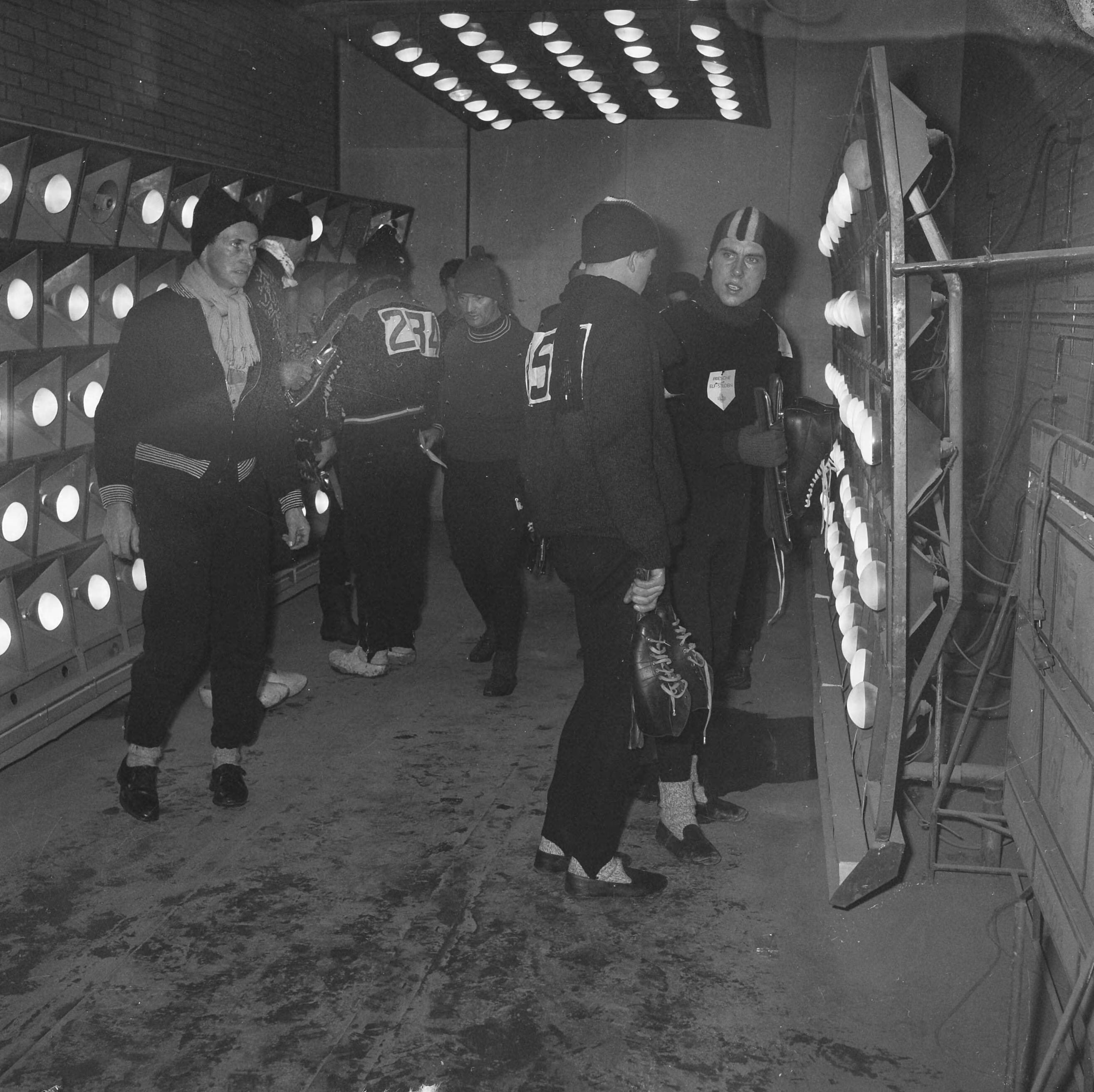 Elfstedentocht 1963 — Elfstedentocht 1963. De deelnemers verwarmen zich voor de start in de garage Postuma — Foto: Nijs, Jac. de / Anefo. Licentie: Set B: Rechtenvrij / Publiek Domein. Bron: Nationaal Archief. http://hdl.handle.net/10648/aa268402-d0b4-102d-bcf8-003048976d84