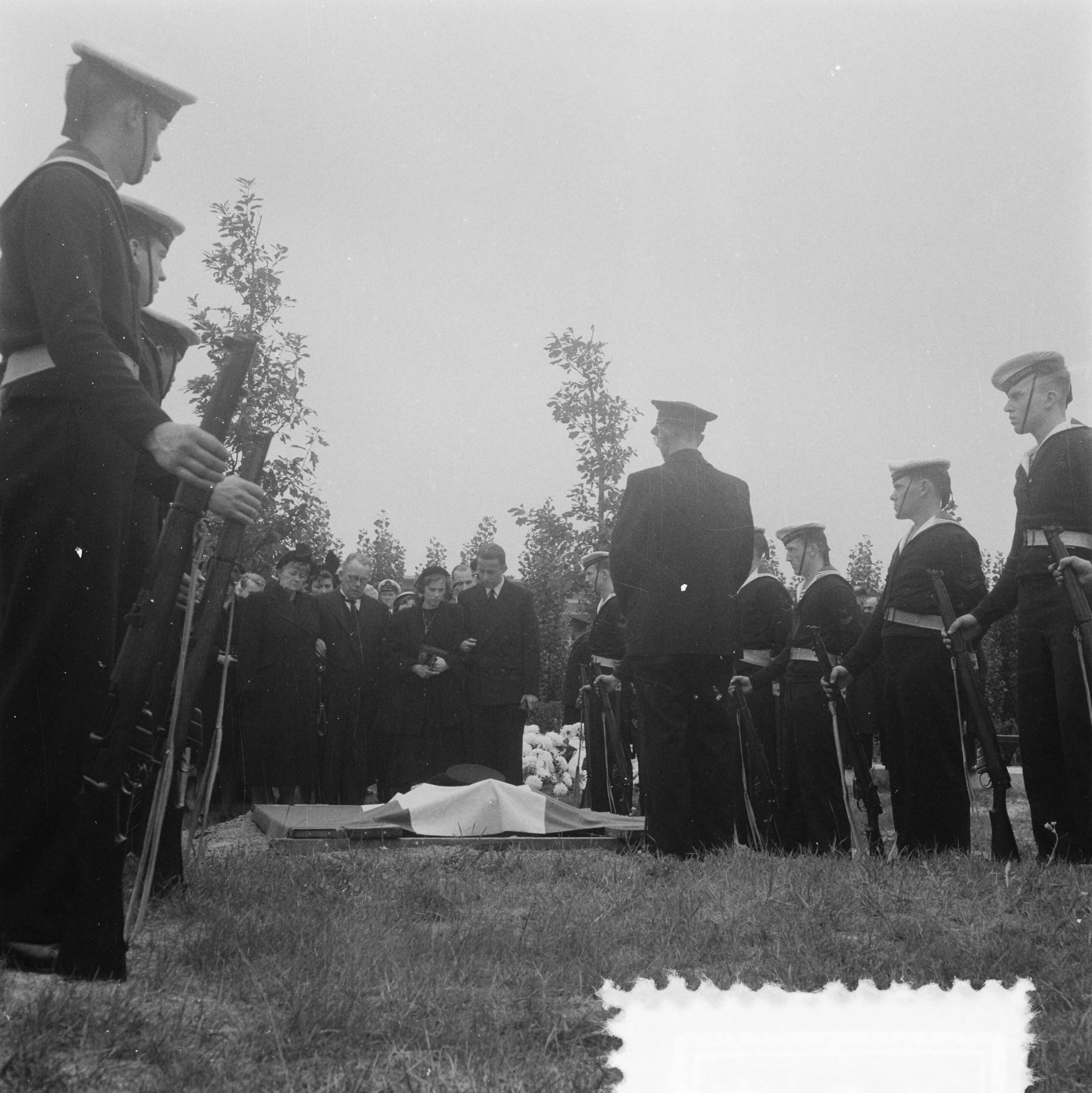 Fotocollectie Anefo — Marine begrafenis van luitenant-ter-zee Van der Werf te Den Haag — Foto: Pot, Harry / Anefo. Licentie: Set B: Rechtenvrij / Publiek Domein. Bron: Nationaal Archief. http://hdl.handle.net/10648/a8ef0014-d0b4-102d-bcf8-003048976d84