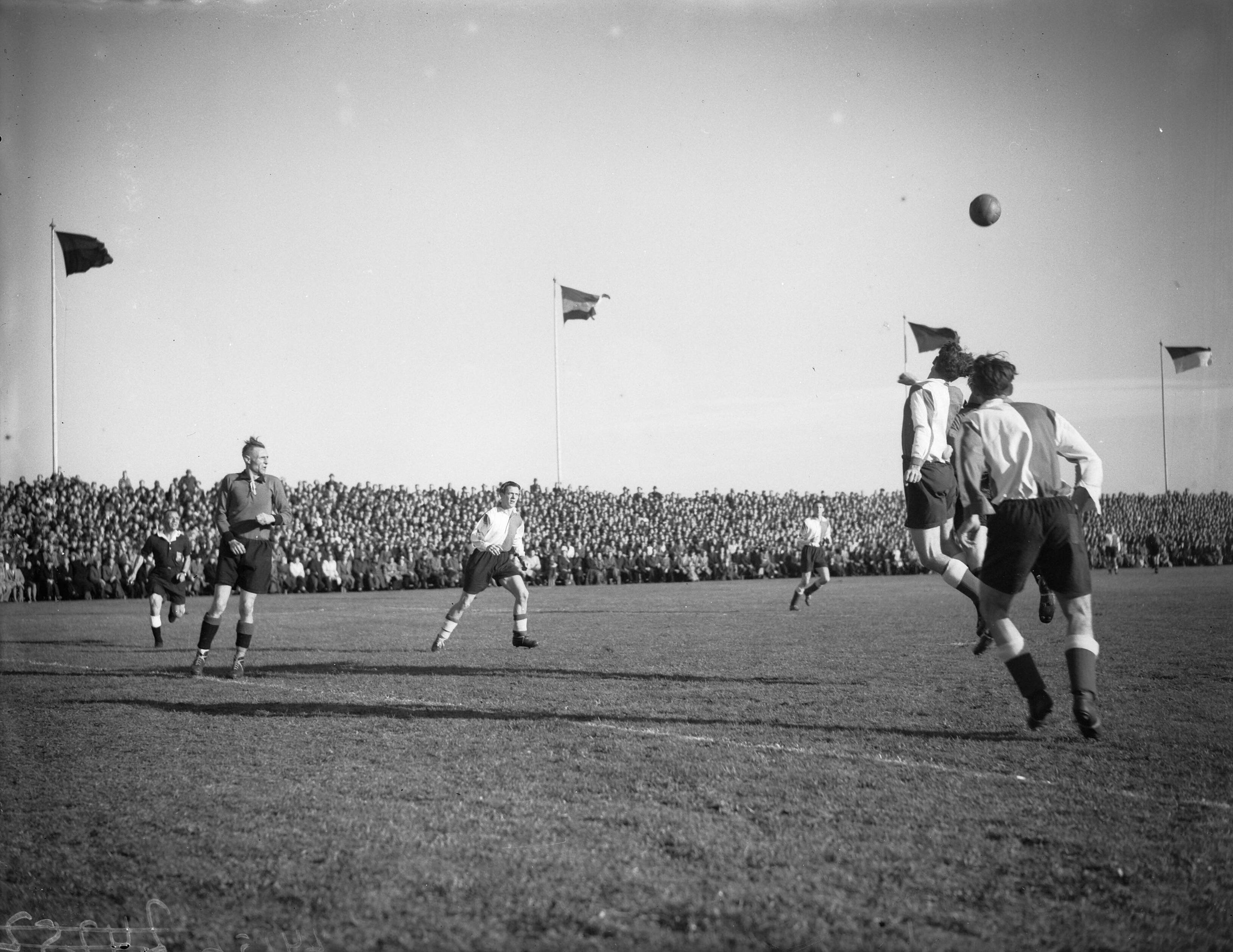 Fotocollectie Anefo — Voetbal. EDO tegen Feijenoord (0-0). Spelmoment — Foto: Meijer, T.A. / Anefo. Licentie: Set B: Rechtenvrij / Publiek Domein. Bron: Nationaal Archief. http://hdl.handle.net/10648/a8aec59e-d0b4-102d-bcf8-003048976d84