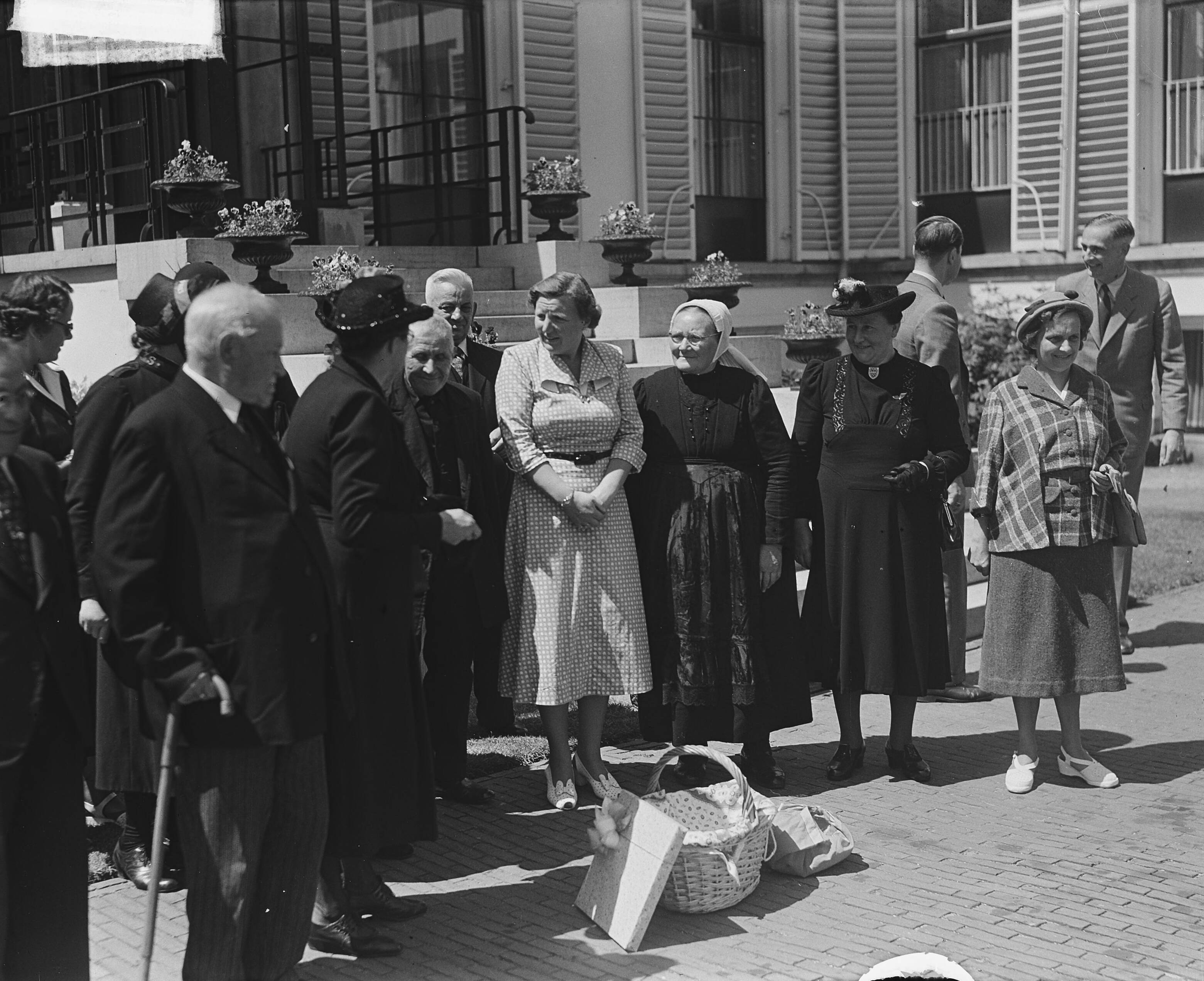 Bezoek Puttenaren aan Soestdijk — Bezoek van 165 ouden van dagen uit Putten aan paleis Soestdijk — Foto: Noske, J.D. / Anefo. Licentie: Set B: Rechtenvrij / Publiek Domein. Bron: Nationaal Archief. http://hdl.handle.net/10648/a8eb884e-d0b4-102d-bcf8-003048976d84