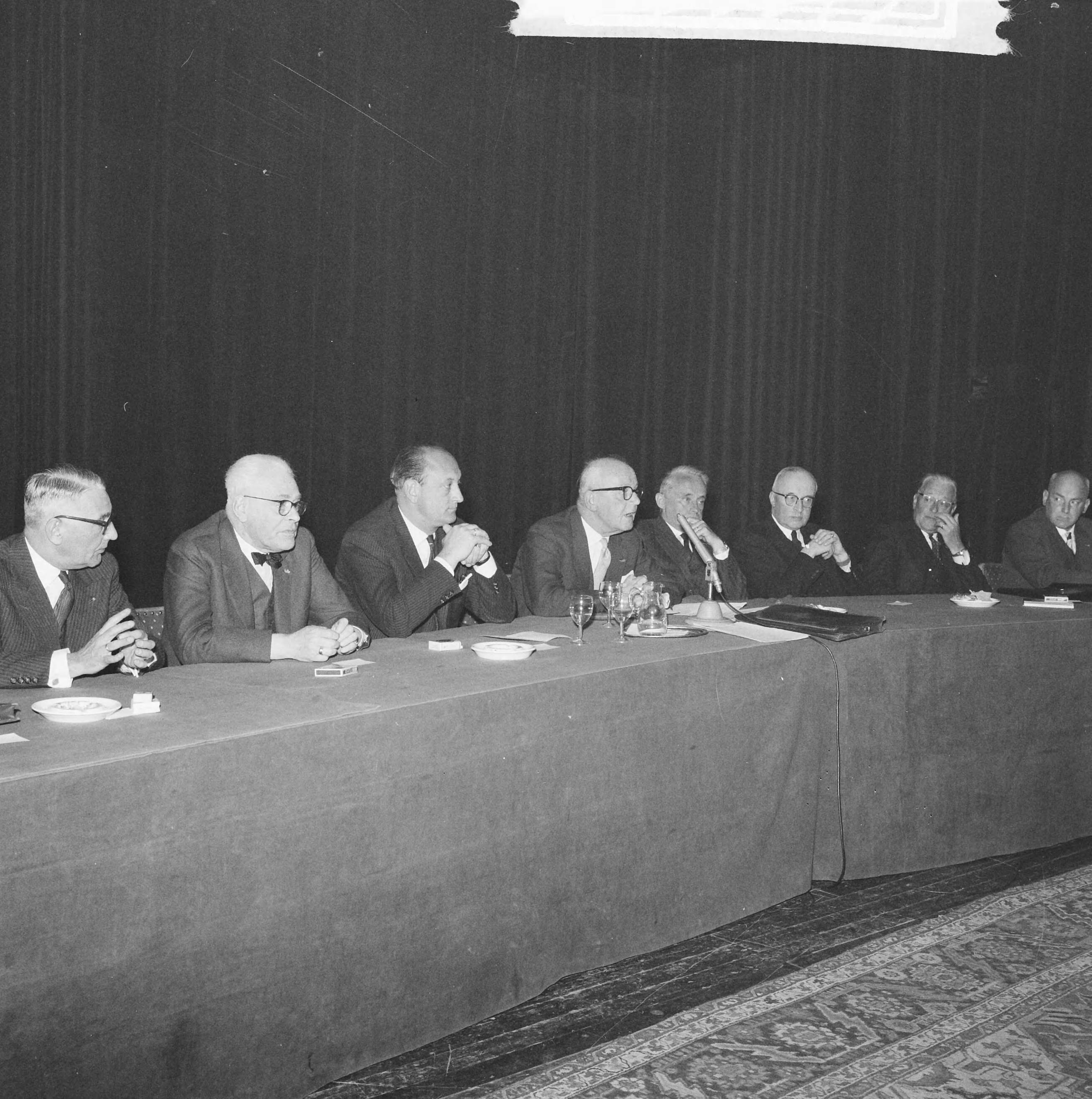 Fotocollectie Anefo — Jubileumcongres 50-jarig bestaan Vereniging van Nederlandse Gemeenten. Achter de tafel vlnr. ?, VVD-fractievoorzitter P.J. Oud, minister Toxopeus, burgemeester Kolfschoten, Commissaris der Koningin in Zuid-Holland J. Klaasesz, burgemeester Van Walsum, burgemeester Boot? — Foto: Koch, Eric / Anefo. Licentie: Set B: Rechtenvrij / Publiek Domein. Bron: Nationaal Archief. http://hdl.handle.net/10648/aa0b621c-d0b4-102d-bcf8-003048976d84