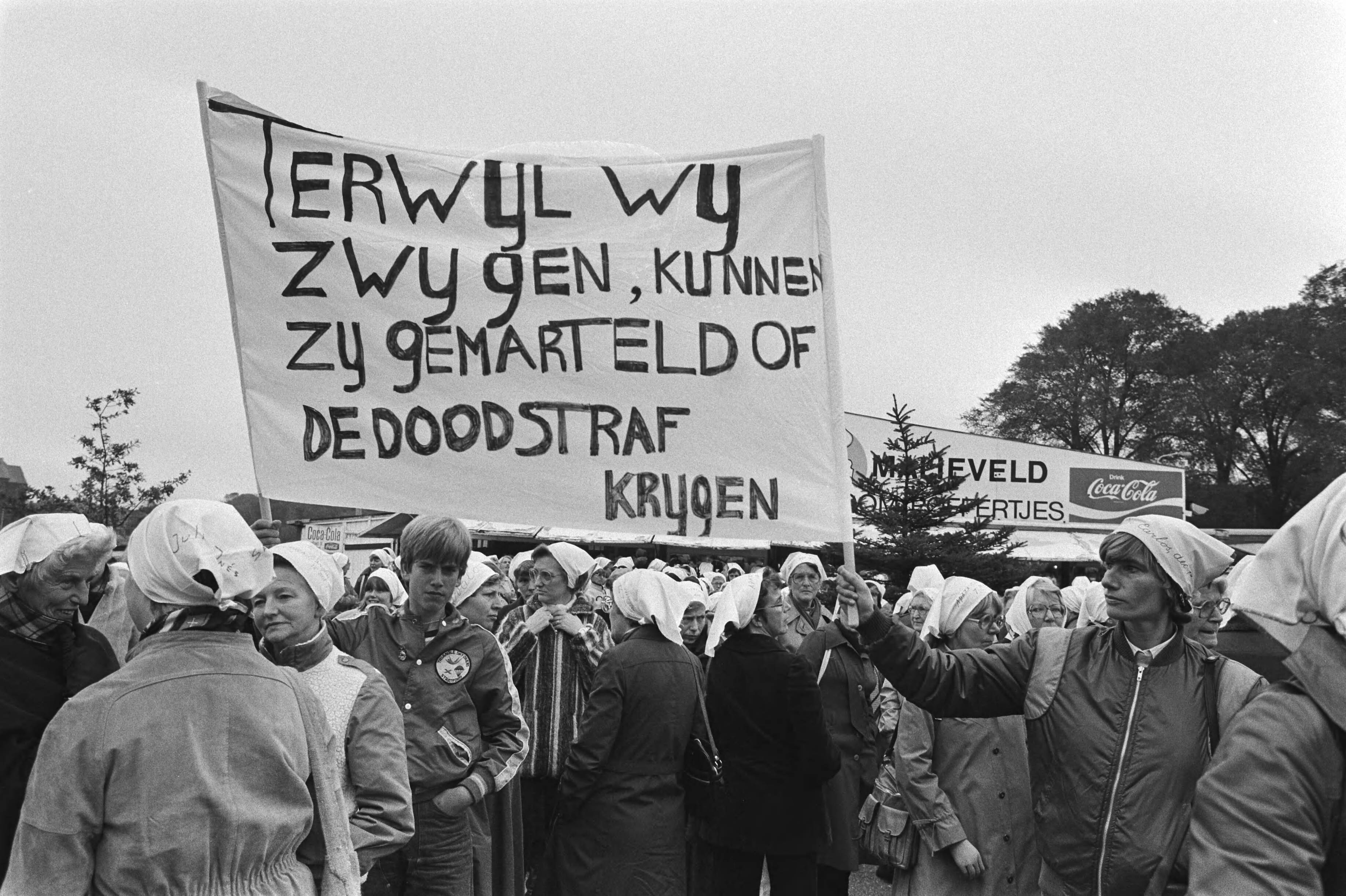 Demonstratie door vrouwen uit solidariteit met de "Dwaze Moeders" van Playa del Mayo in Den Haag — Meegedragen spandoek met tekst — Foto: Bogaerts, Rob / Anefo. Licentie: Set B: Rechtenvrij / Publiek Domein. Bron: Nationaal Archief. http://hdl.handle.net/10648/ad065a8a-d0b4-102d-bcf8-003048976d84