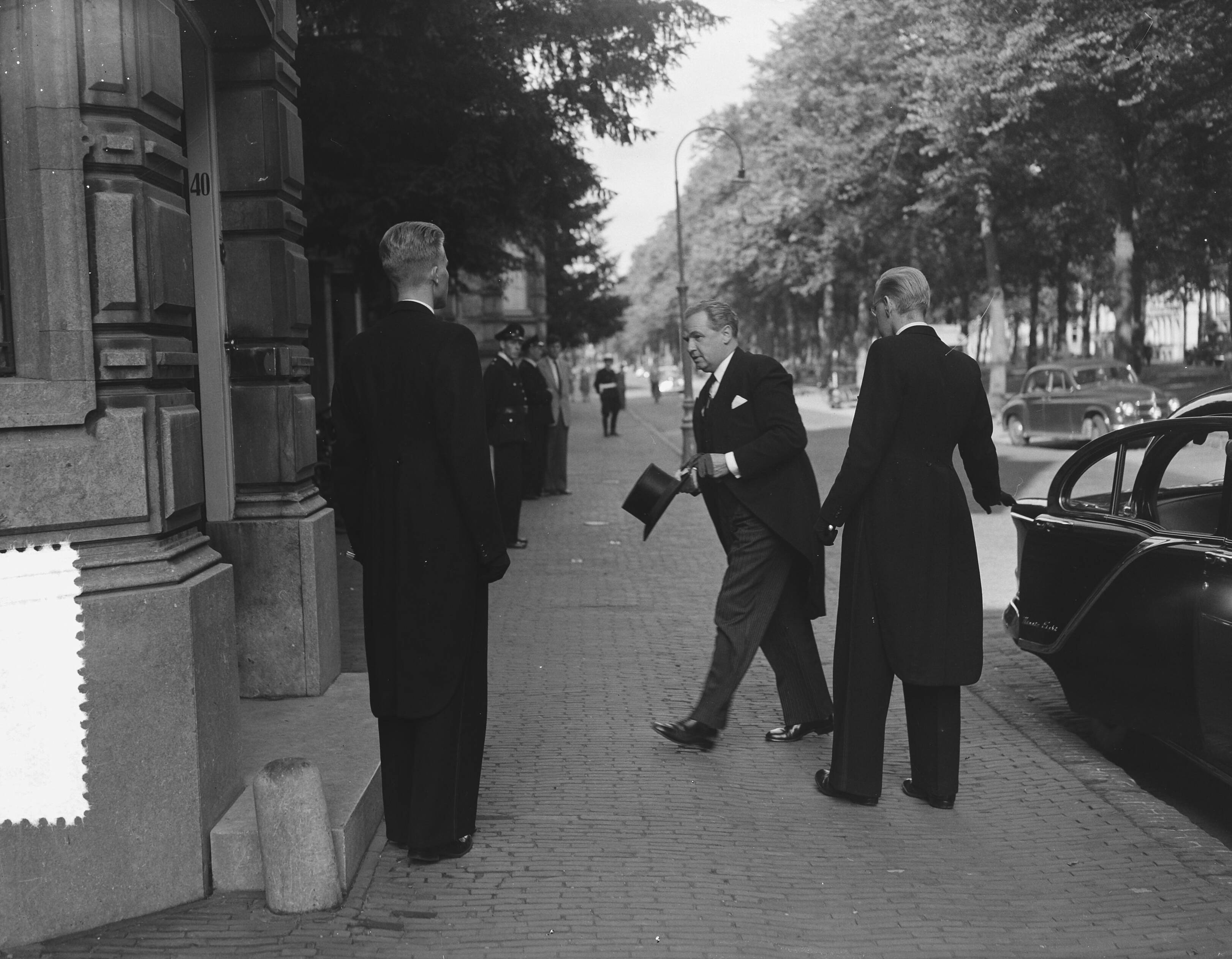 Overlijden kardinaal De Jong — Condoleancebezoeken aan het Bisschoppelijk Paleis te Utrecht waar kardinaal De Jong ligt opgebaaard — Foto: Bilsen, Joop van / Anefo. Licentie: Set B: Rechtenvrij / Publiek Domein. Bron: Nationaal Archief. http://hdl.handle.net/10648/a93ad4a8-d0b4-102d-bcf8-003048976d84