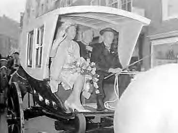 Bezoek van koningin Juliana aan Middelburg en Katseveer (1960) — Koningin Juliana bezoekt Middelburg, Koningin gezeten in een "Phaeton". Vlnr. v.l.n.r. koningin Juliana, Commisssaris der Koningin in Zeeland jhr. mr. A.F.C. de Casembroot en koetsier Isaac Wisse — Foto: Rossem, Wim van / Anefo. Licentie: Set B: Rechtenvrij / Publiek Domein. Bron: Nationaal Archief. http://hdl.handle.net/10648/a9aef784-d0b4-102d-bcf8-003048976d84
