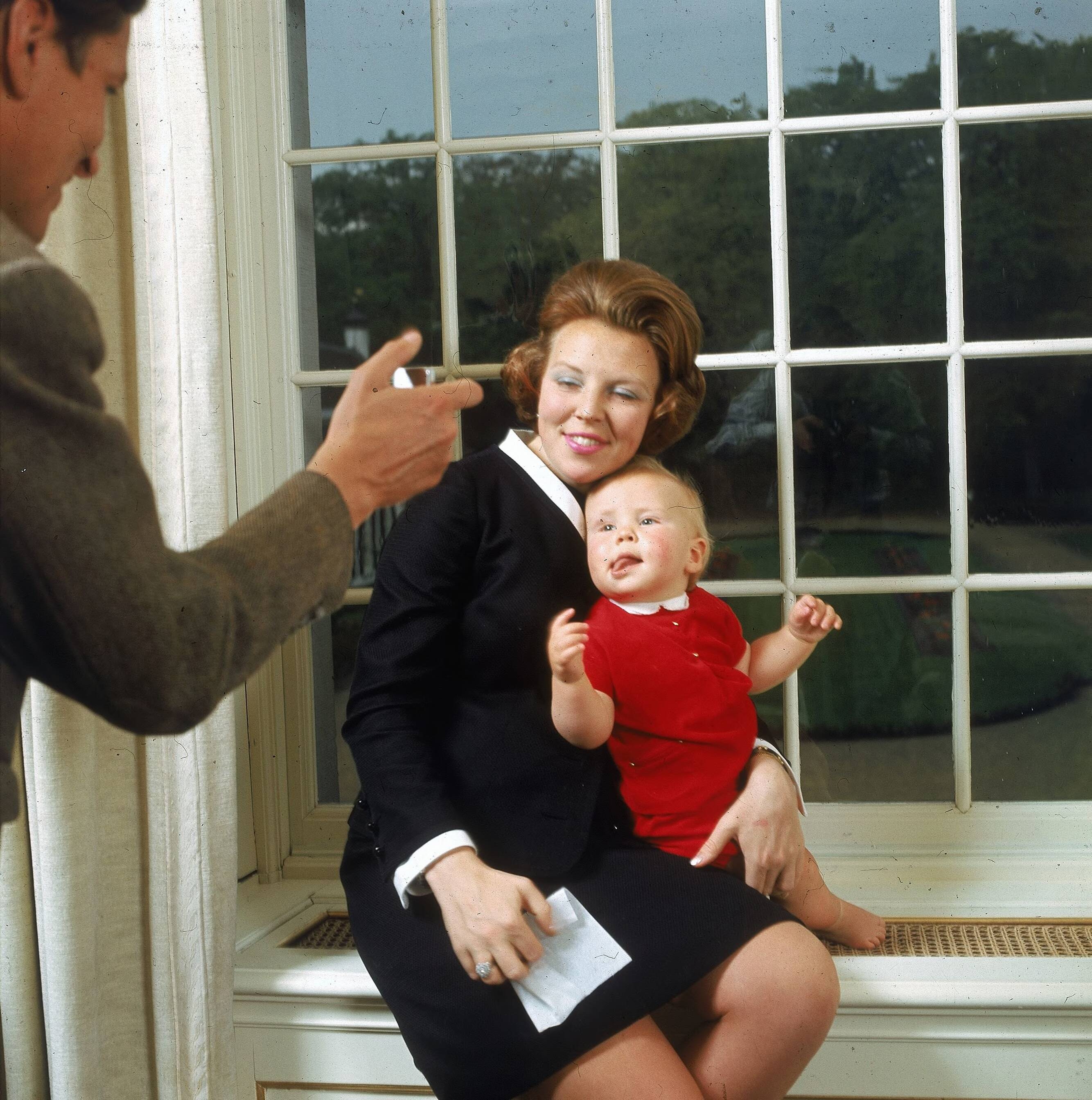 Fotocollectie RVD / Koninklijk Huis — Prinses Beatrix, prins Claus en Prins Willem-Alexander in Kasteel Drakensteyn — Foto: Koot, Max / RVD. Licentie: Set B: Rechtenvrij / Publiek Domein. Bron: Nationaal Archief. http://hdl.handle.net/10648/afb0b794-d0b4-102d-bcf8-003048976d84