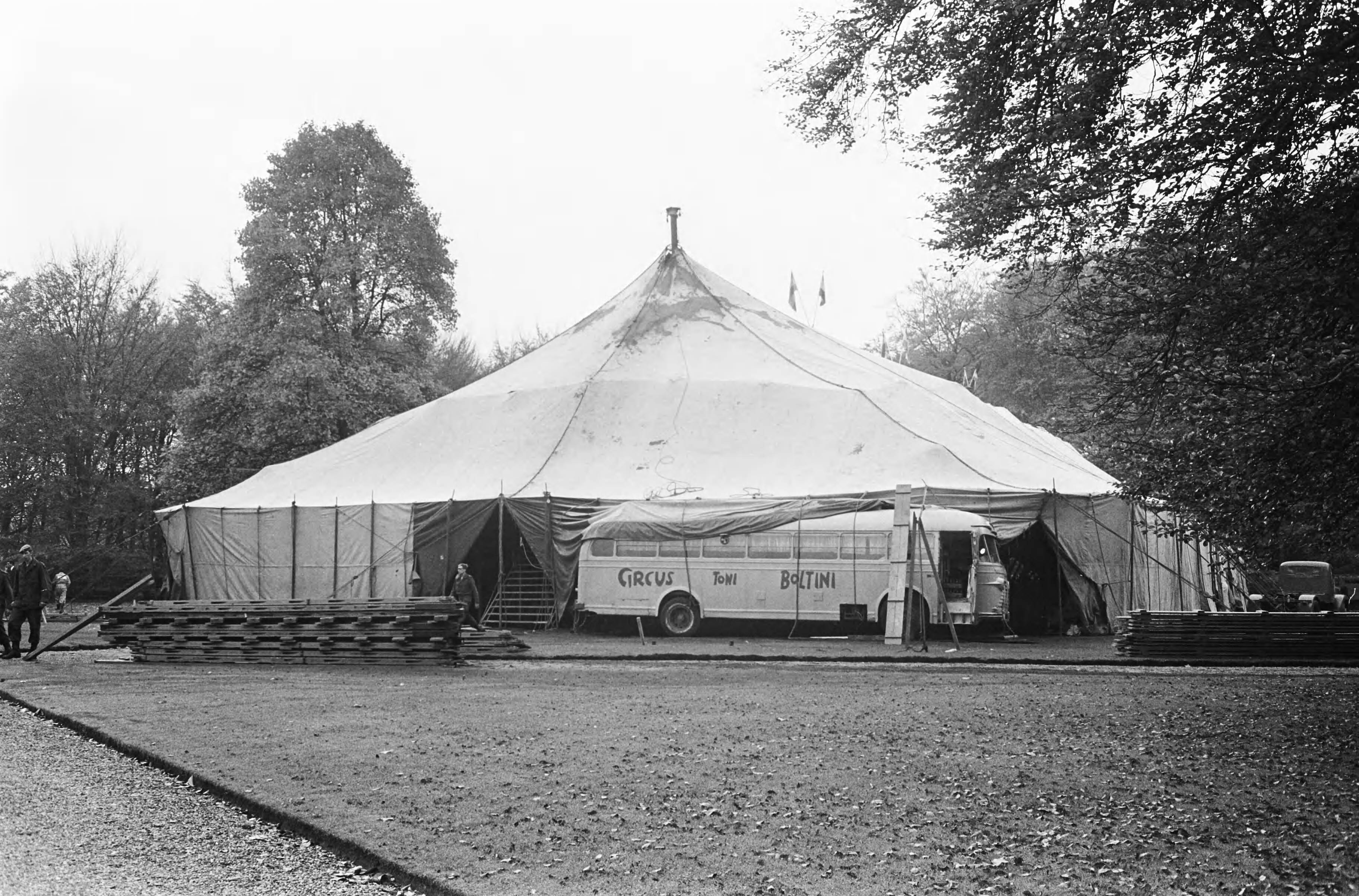 TV-hulpactie voor de vluchtelingen uit Tibet vanuit een circustent in de achtertuin van paleis Soestdijk — Circustent van Toni Boltini in de achtertuin van paleis Soetdijk — Foto: Fotograaf Onbekend / Anefo. Licentie: Set B: Rechtenvrij / Publiek Domein. Bron: Nationaal Archief. http://hdl.handle.net/10648/ab024550-d0b4-102d-bcf8-003048976d84