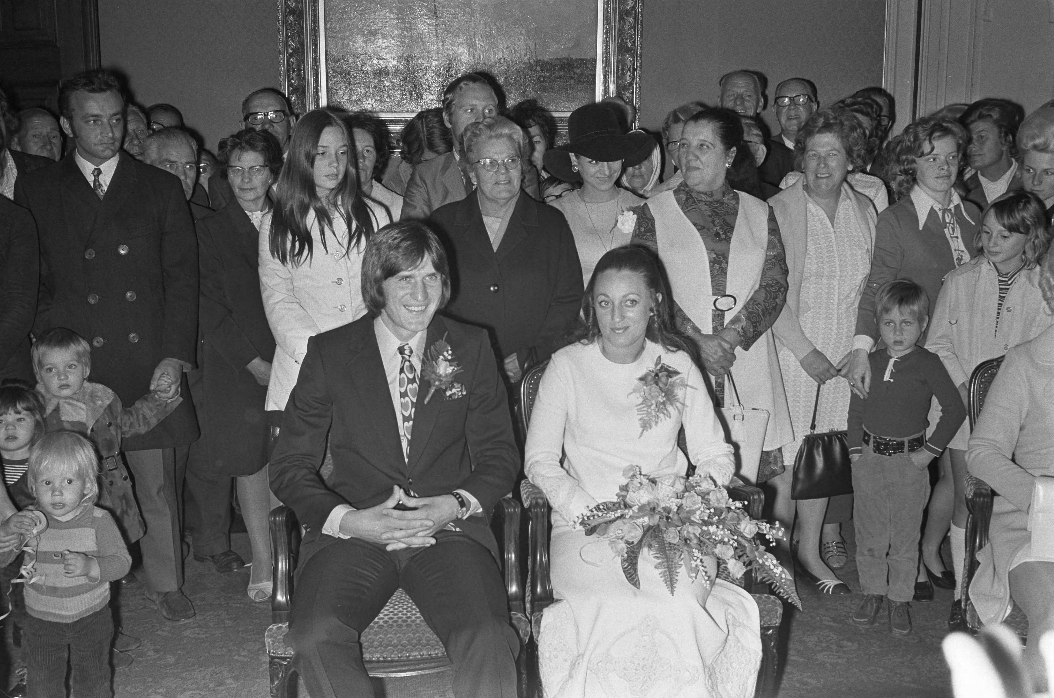 Fotocollectie Anefo — Voetballer Lex Schoenmaker trouwt met Corrie van Gerven op stadhuis Den Haag — Foto: Peters, Hans / Anefo. Licentie: Set B: Rechtenvrij / Publiek Domein. Bron: Nationaal Archief. http://hdl.handle.net/10648/abd1eb98-d0b4-102d-bcf8-003048976d84