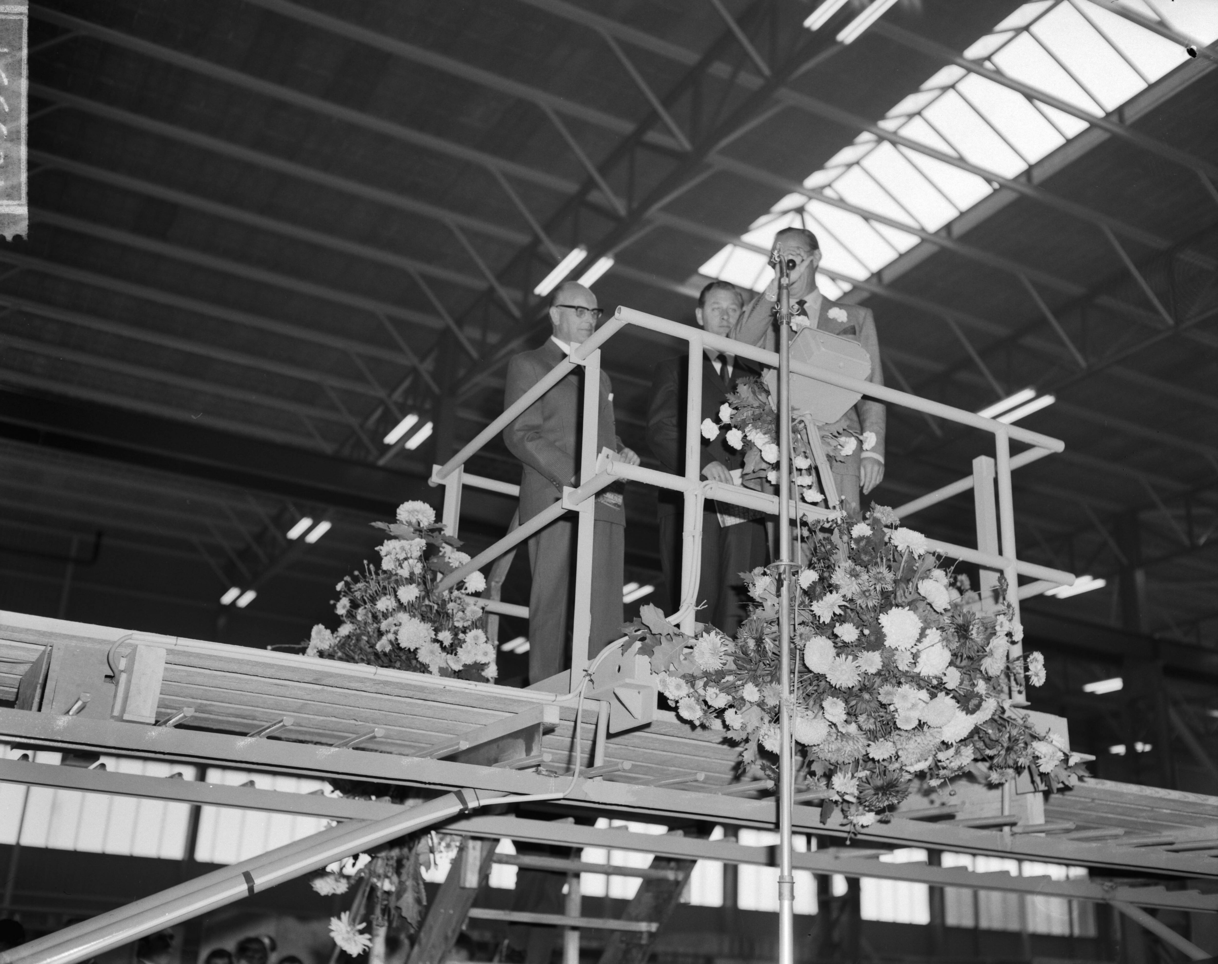 Fotocollectie Anefo — Prins Bernhard opende te Zaandam nieuwe fabriek "Indeco Coignet NV" , de prins verricht de openingshandeling — Foto: Bilsen, Joop van / Anefo. Licentie: Set B: Rechtenvrij / Publiek Domein. Bron: Nationaal Archief. http://hdl.handle.net/10648/aa7b49c4-d0b4-102d-bcf8-003048976d84