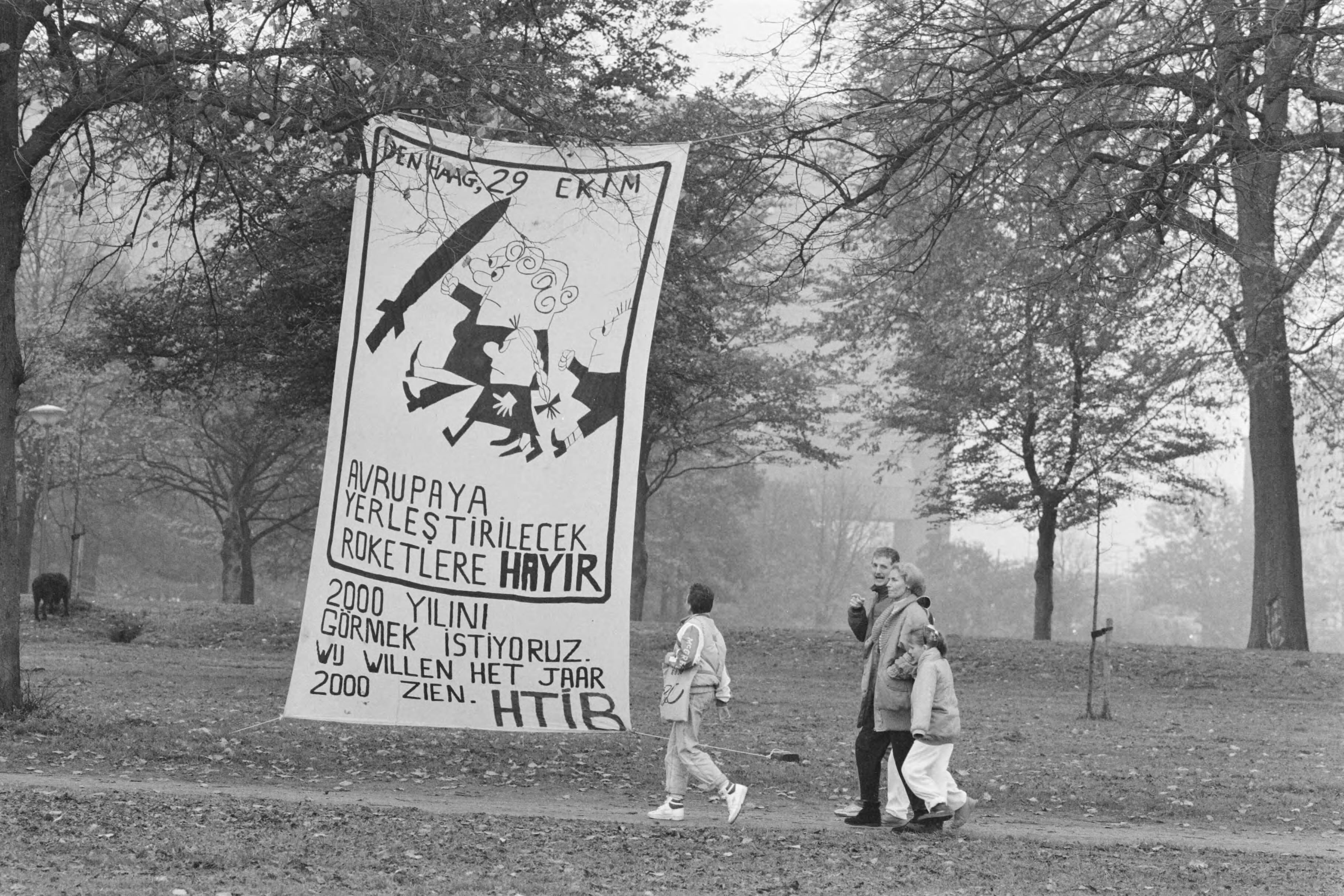 Fotocollectie Anefo — Demonstratie in Den Haag tegen kernwapens (kruisraketten) — Foto: Bogaerts, Rob / Anefo. Licentie: Set B: Rechtenvrij / Publiek Domein. Bron: Nationaal Archief. http://hdl.handle.net/10648/ad65b520-d0b4-102d-bcf8-003048976d84
