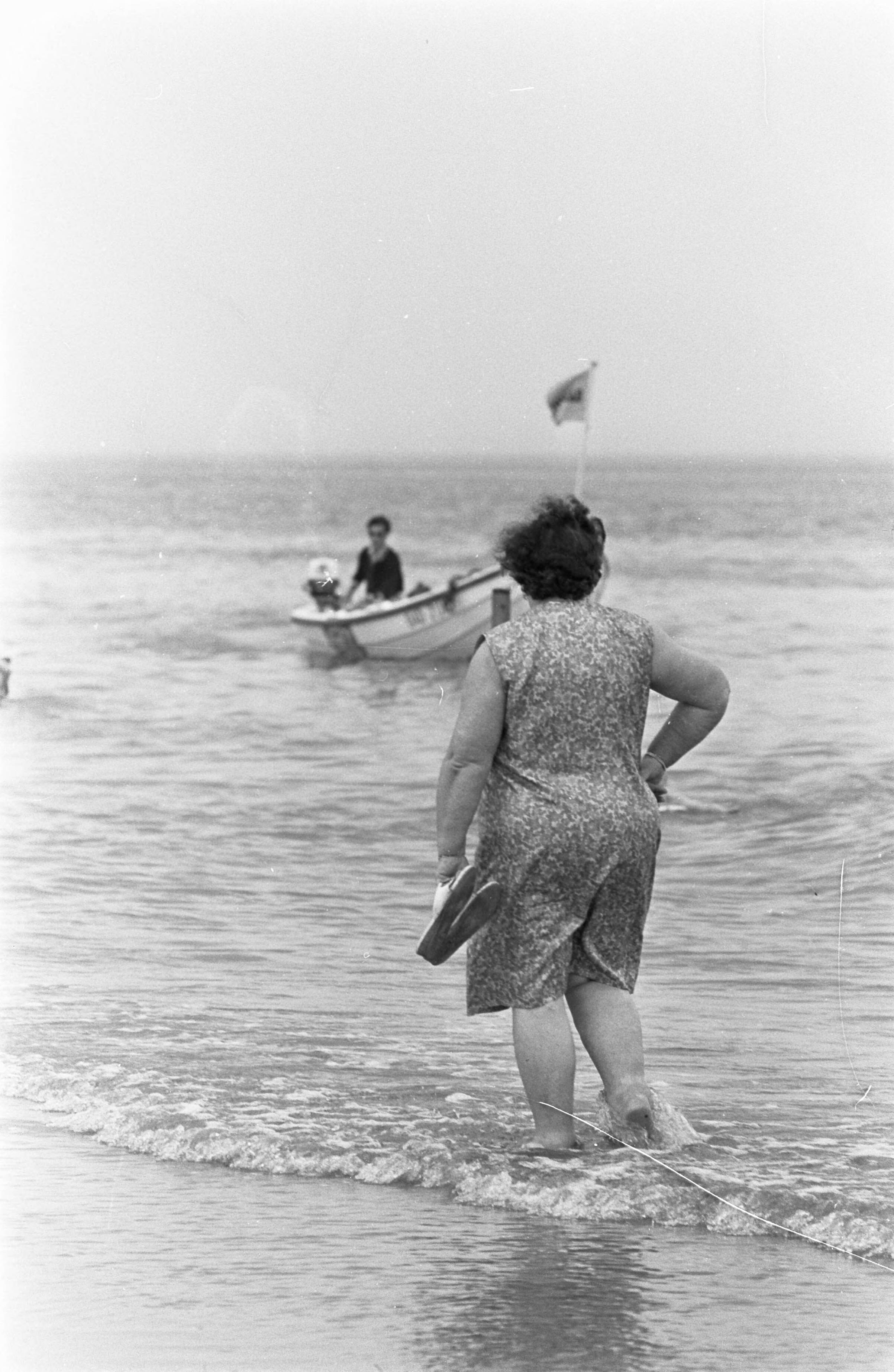 Fotocollectie Anefo — Pinksteren. Drukte op Zandvoort. Ook de oudjes genoten op het strand — Foto: Koch, Eric / Anefo. Licentie: Set B: Rechtenvrij / Publiek Domein. Bron: Nationaal Archief. http://hdl.handle.net/10648/ab4313a0-d0b4-102d-bcf8-003048976d84