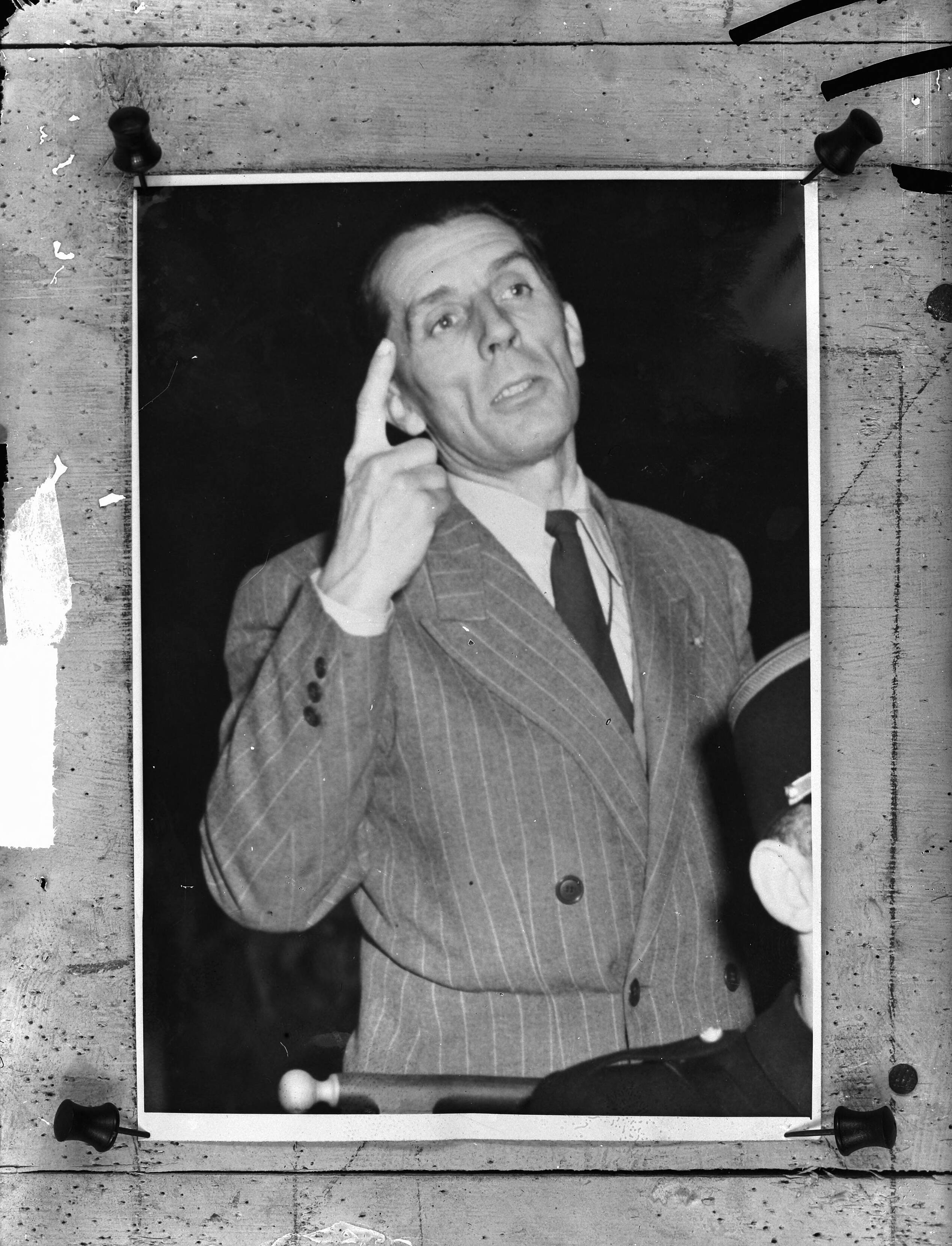 Fotocollectie Anefo — Proces Kravchenko. Getuige Professor Juliot Curie — Foto: NJT. Licentie: Set B: Rechtenvrij / Publiek Domein. Bron: Nationaal Archief. http://hdl.handle.net/10648/a8c46930-d0b4-102d-bcf8-003048976d84